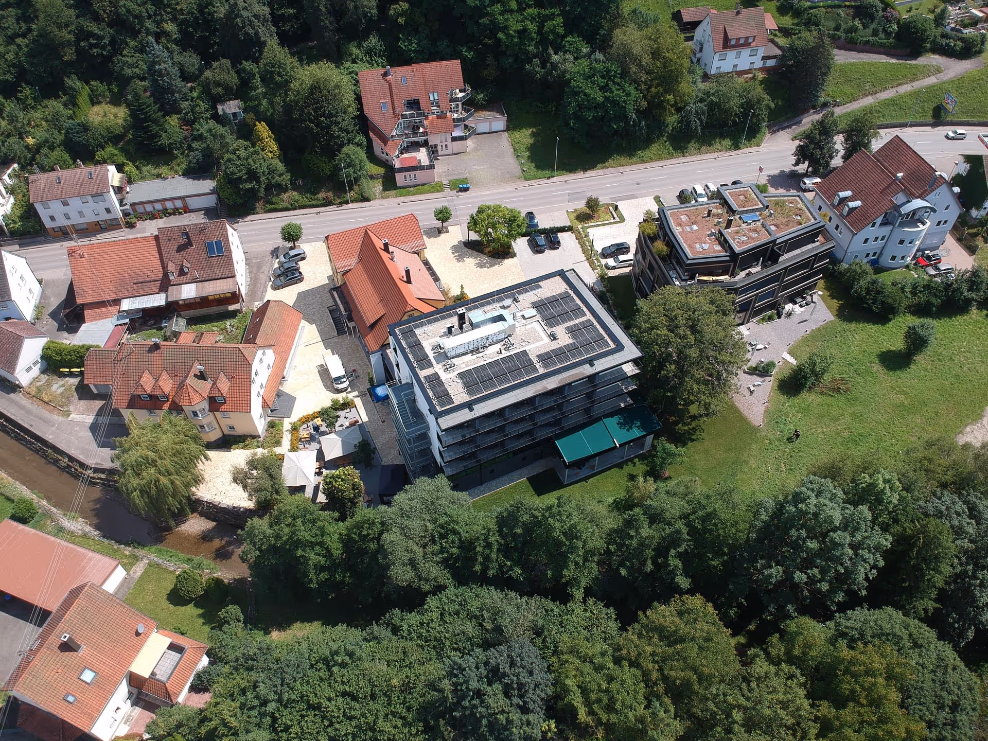 Luftaufnahme des Hotels + Restaurants mit dem SunSquare Sonnensegeln.