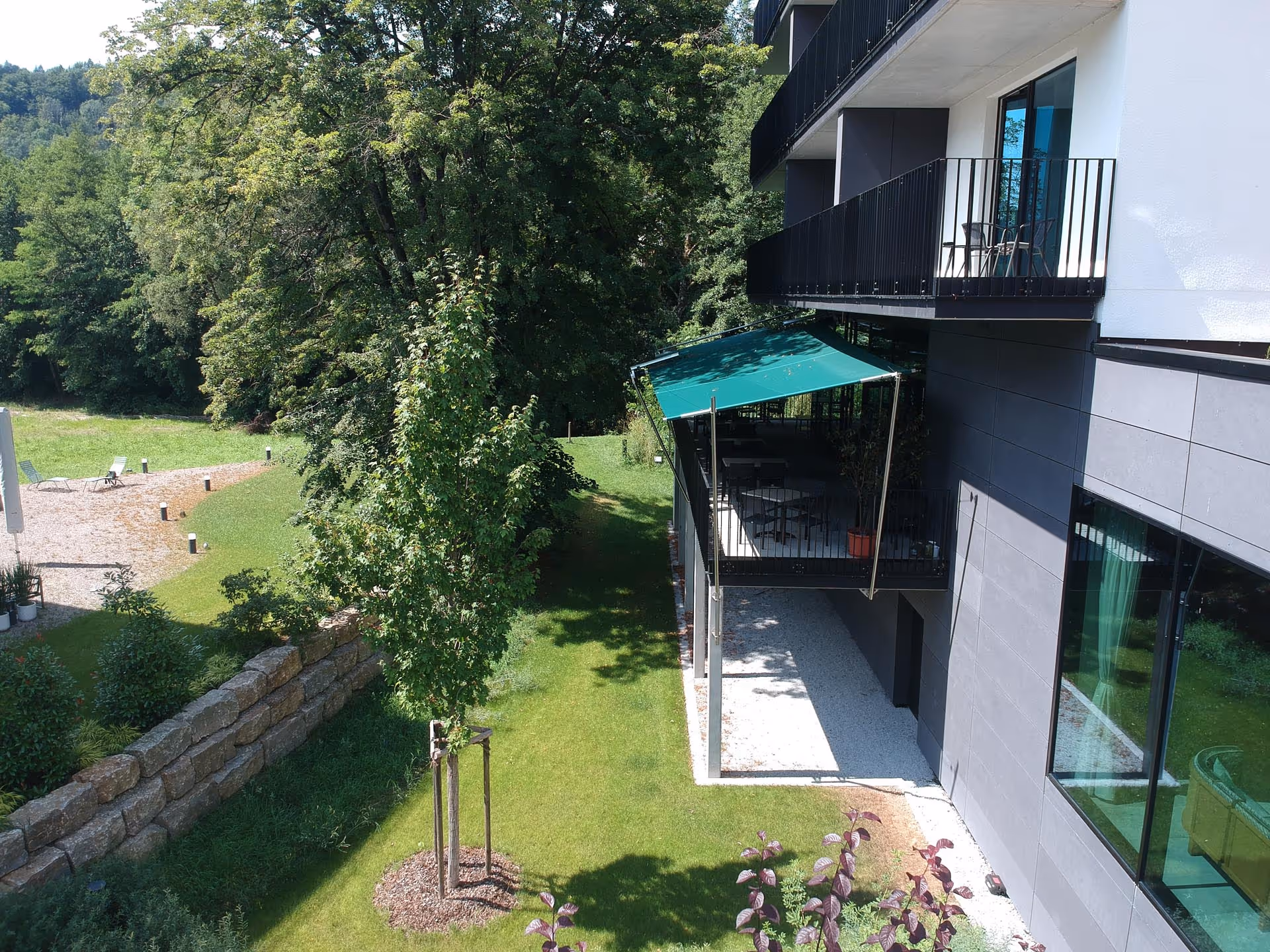 Zwei SunSquare® Anlagen um die Gebäudeecke geplant – stilvolle Beschattungslösung für Hotel Krone Sulzbach.