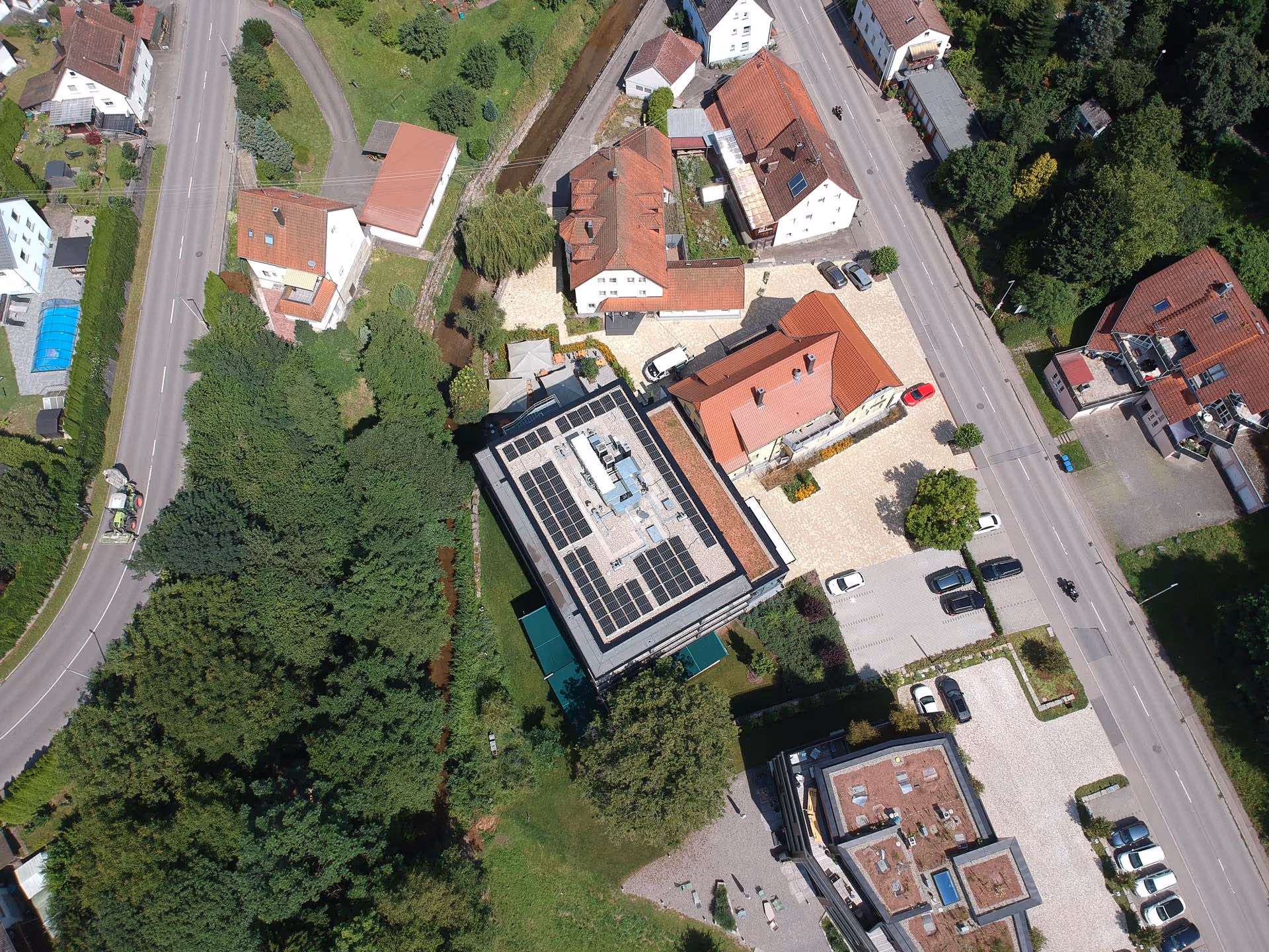 Luftaufnahme des Objekts mit den Sonnensegeln.