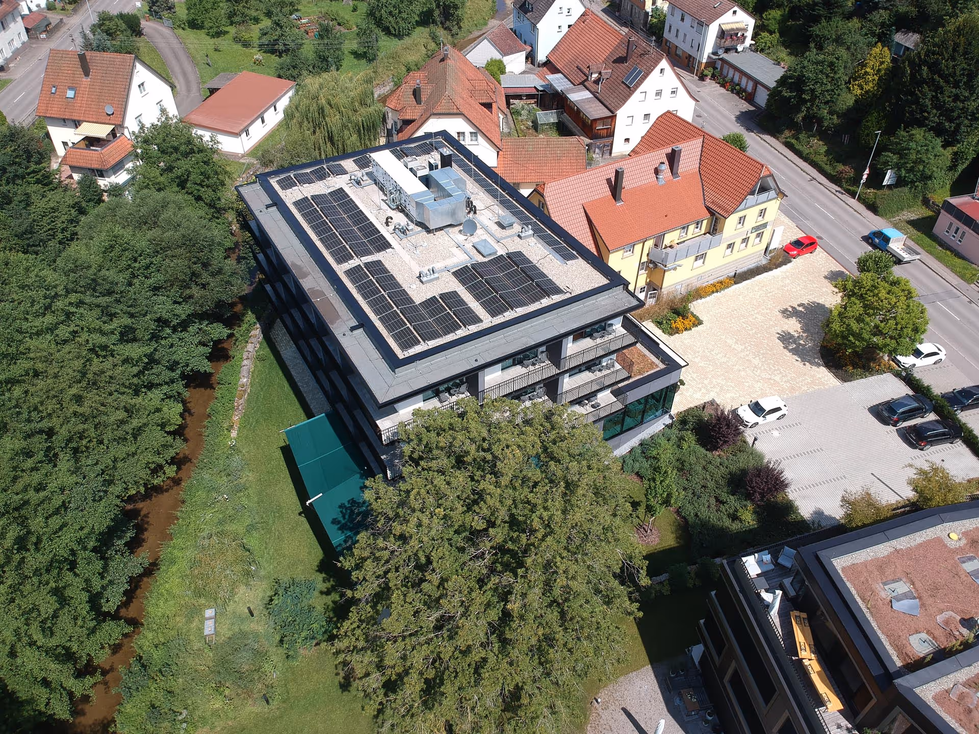 Luftaufnahme der rechteckigen Sonnensegel.