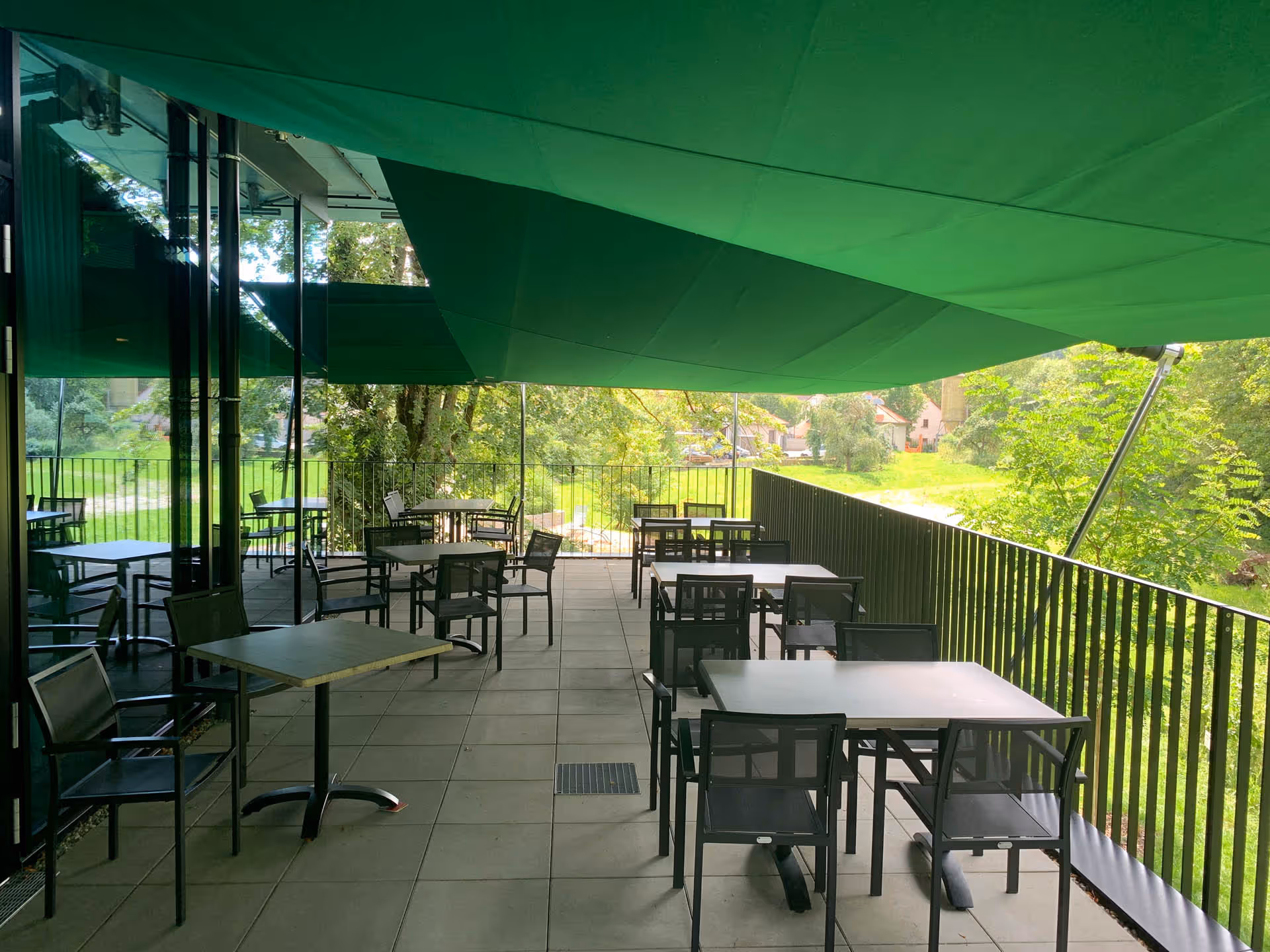 Architektonisch abgestimmte SunSquare® Sonnensegel für die Terrasse des Hotel & Restaurant Krone.