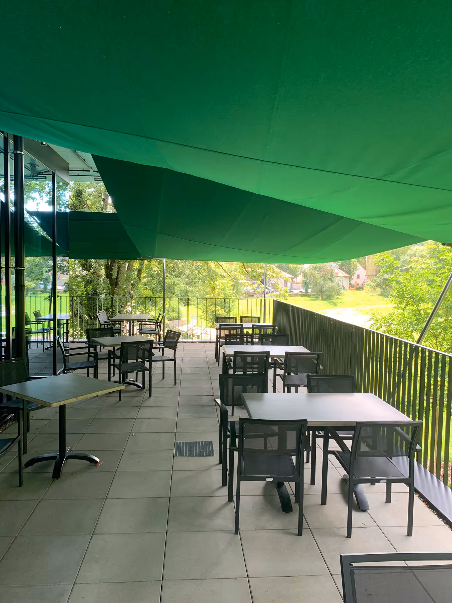 Die Segeltücher in sattem Grün für das Hotel und Restaurant Krone.