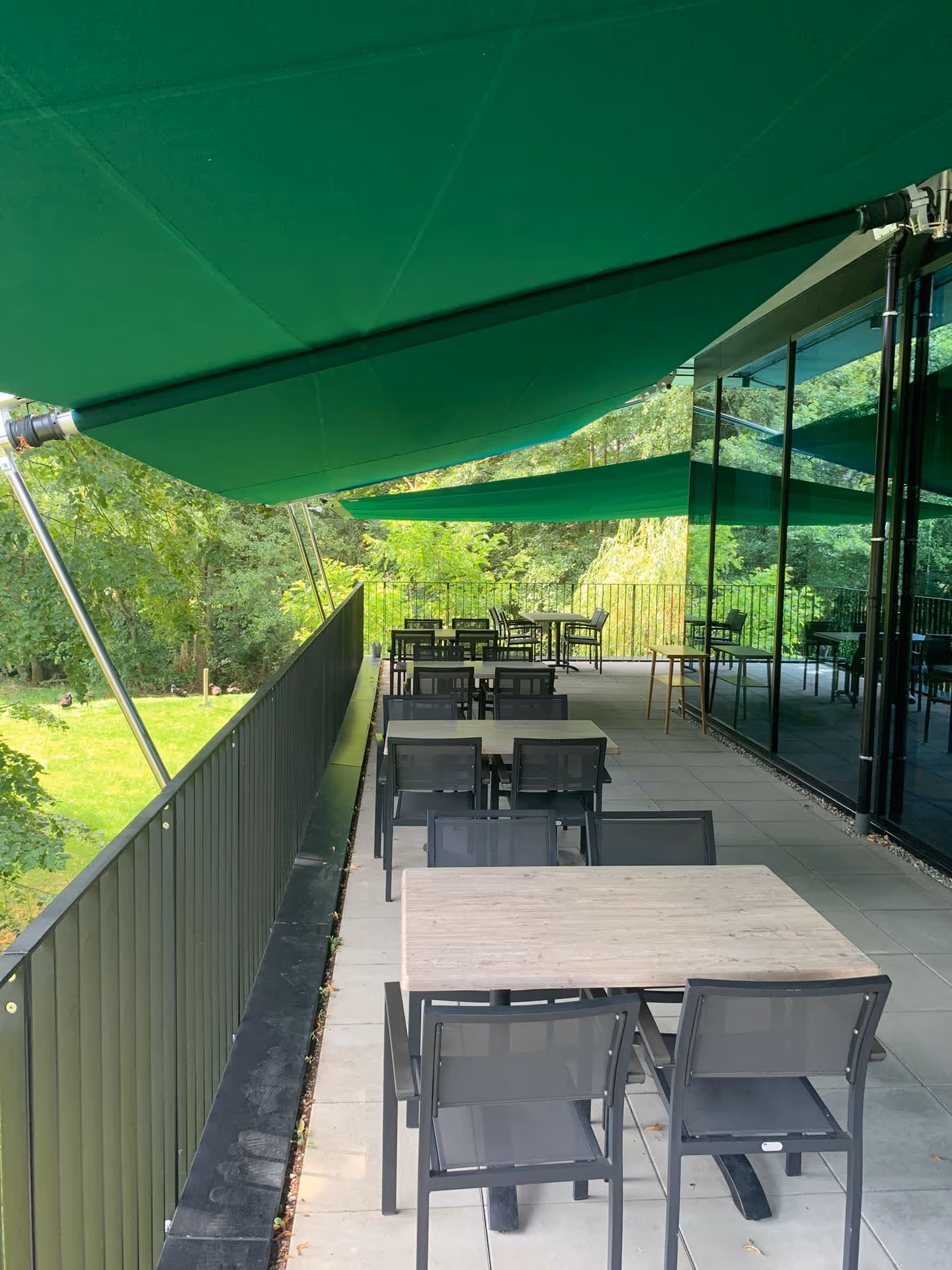 Architektonisch abgestimmte SunSquare® Sonnensegel für die Terrasse des Hotel & Restaurant Krone.