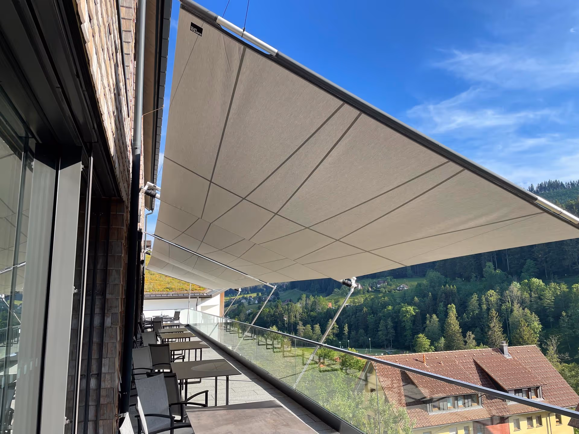 Zwei SunSquare® Rechtecksegel-Anlagen mit je 57 m² Tuchfläche für stilvollen Sonnen- und Regenschutz