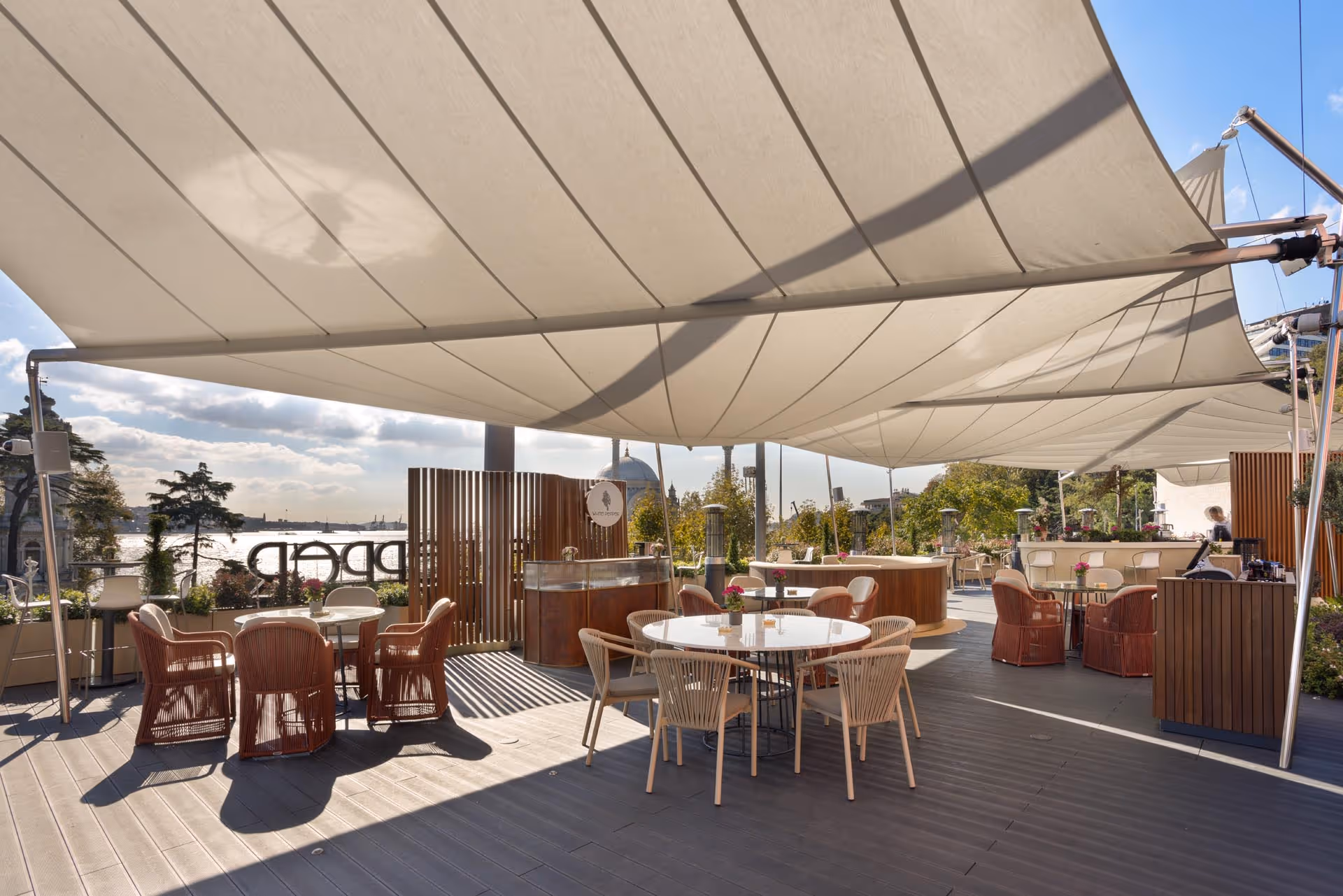 Strahlensegel aus Sattler 314-080 mit je 55 m² Tuchfläche für exklusives Ambiente.