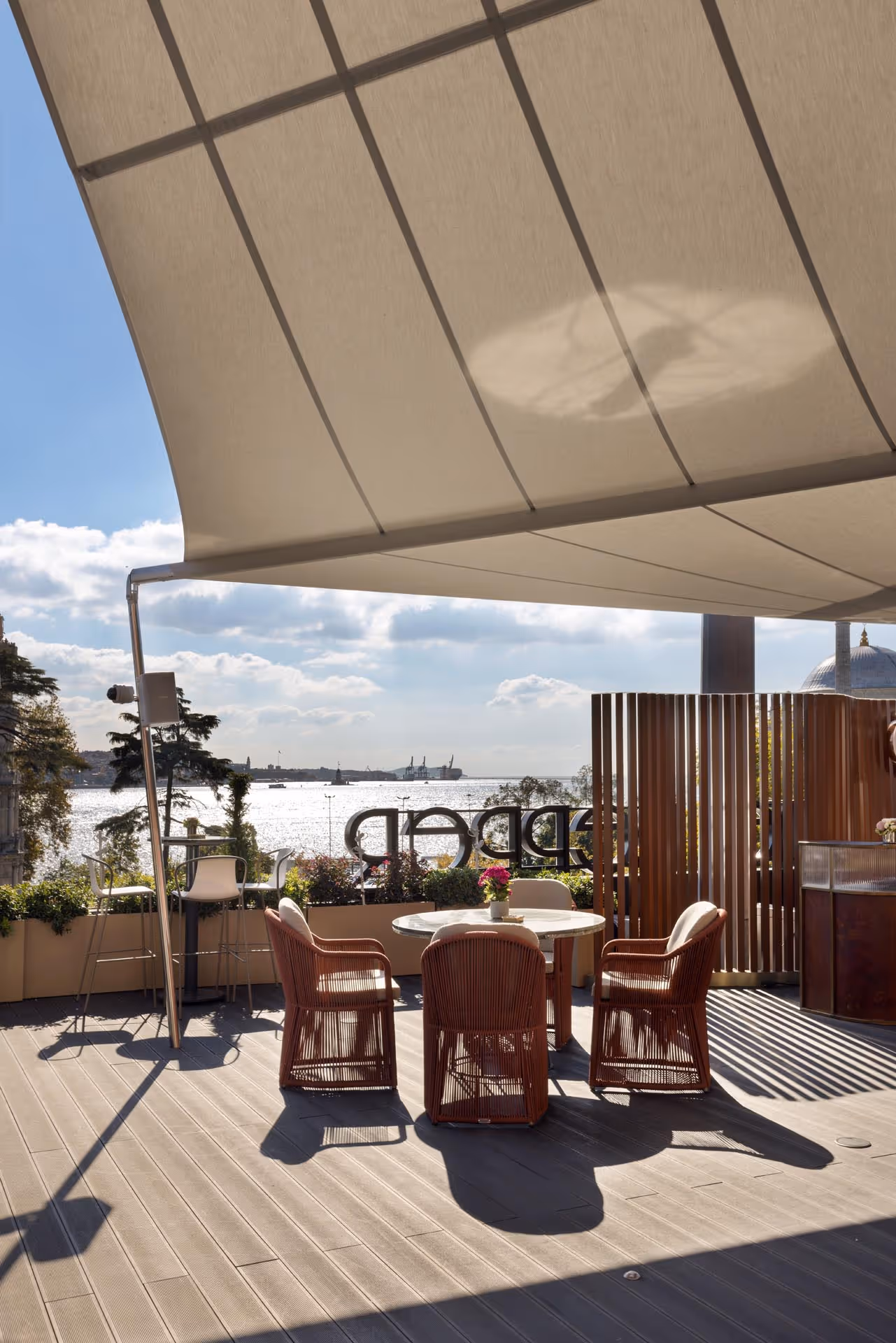 Outdoor-Bereich des White Pepper Restaurants mit SunSquare-Anlagen – Komfort und Ästhetik vereint.