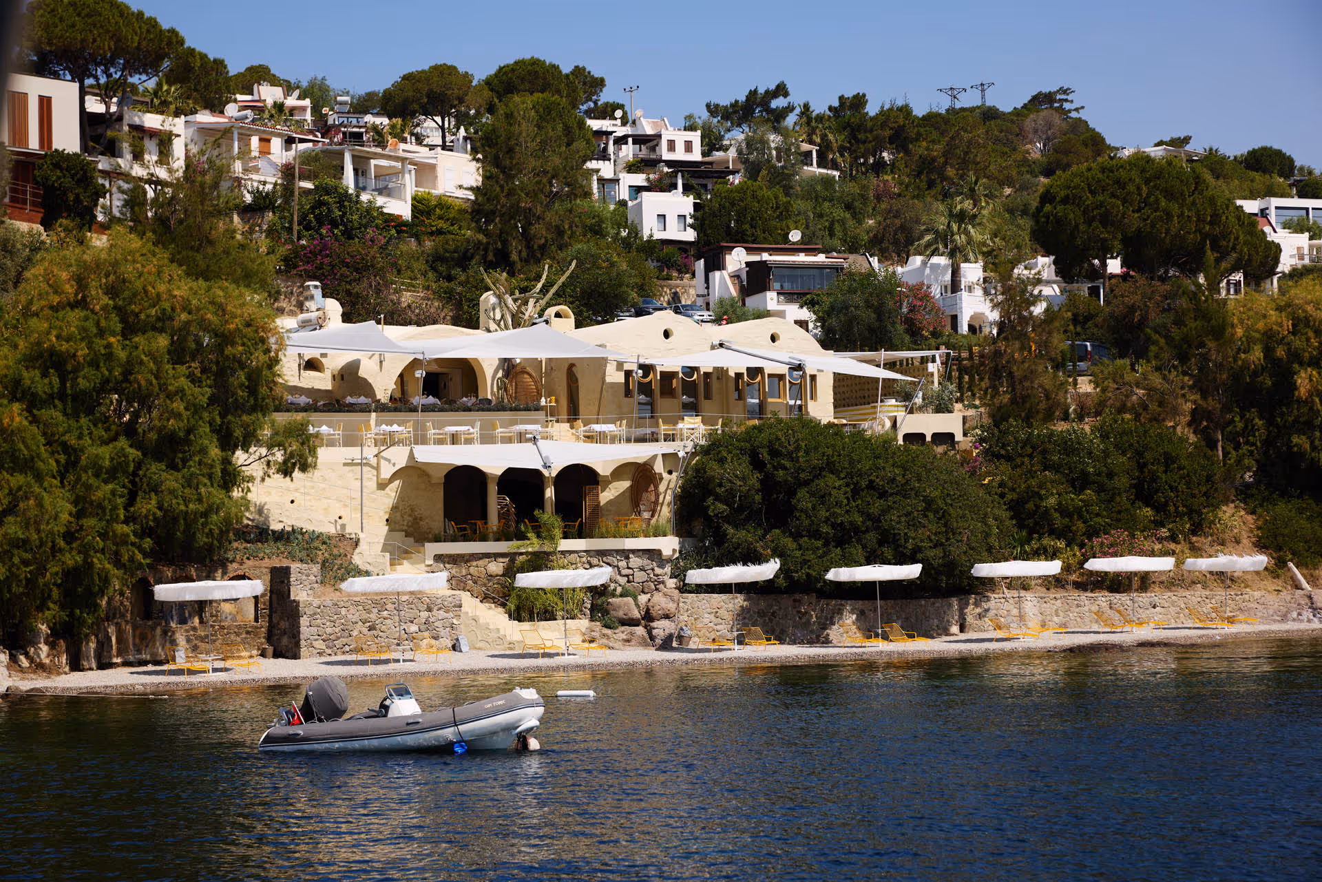 Architektonisch integrierte SunSquare® Sonnensegel im Außenbereich des Arşipel Restaurants.