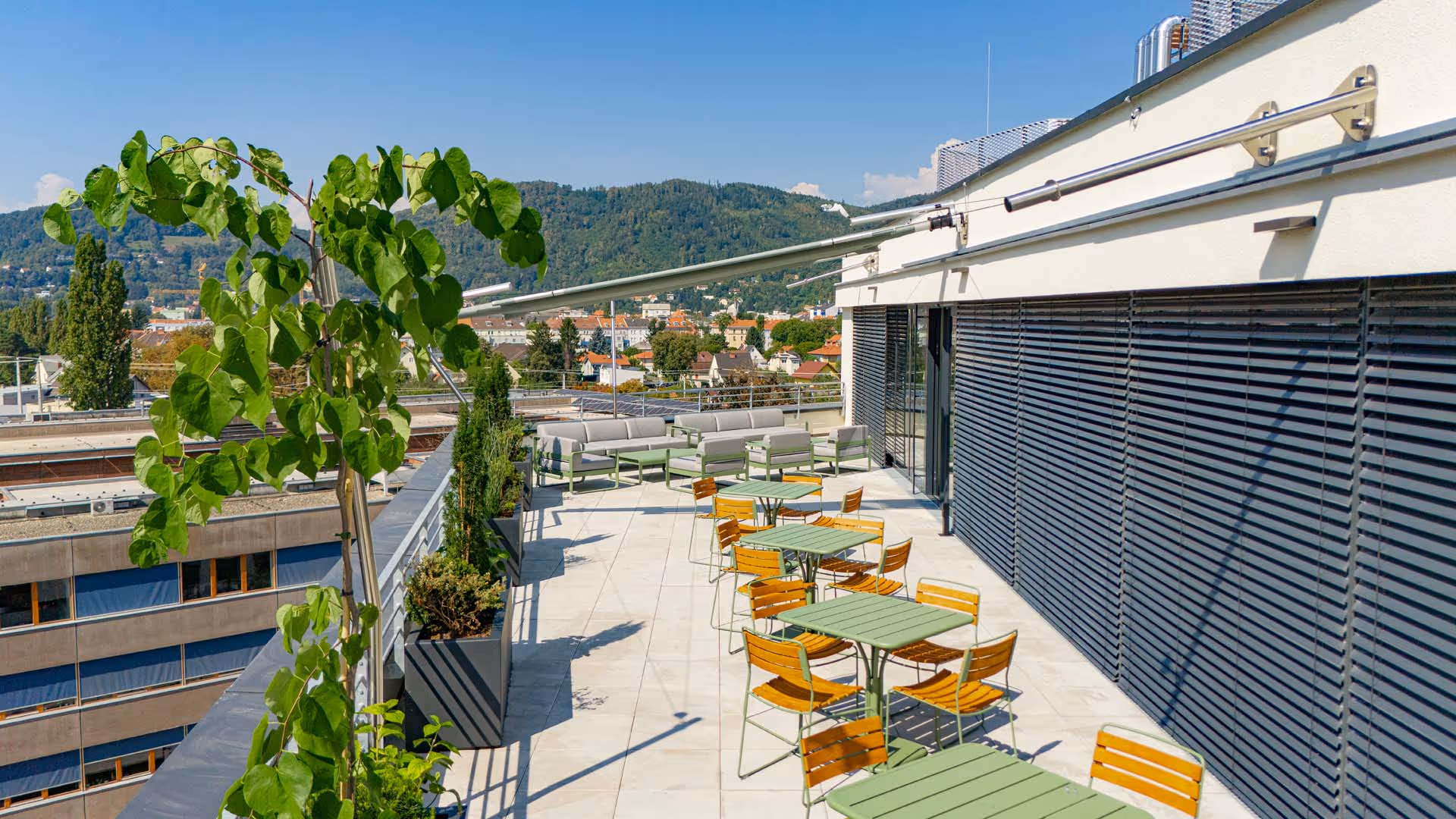 Wandmontierte Stützen ohne Eingriff in die Dachhaut – elegante, durchdachte Beschattungslösung mit ZickZack-Segeln aus Sattler Acrylgewebe 314-868.