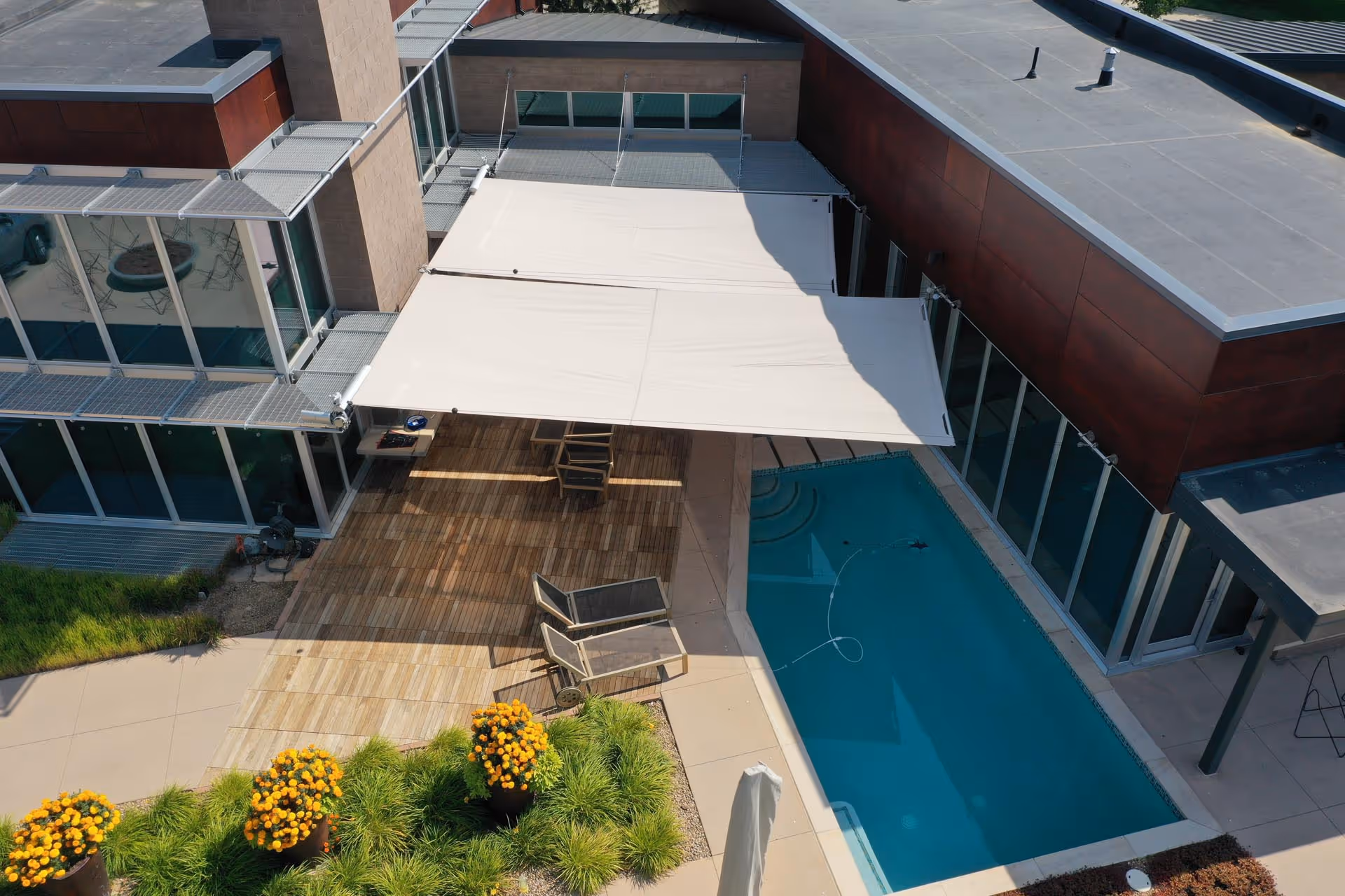 The rectangular sails match the straight lines of the building's architecture – there are no curves here.