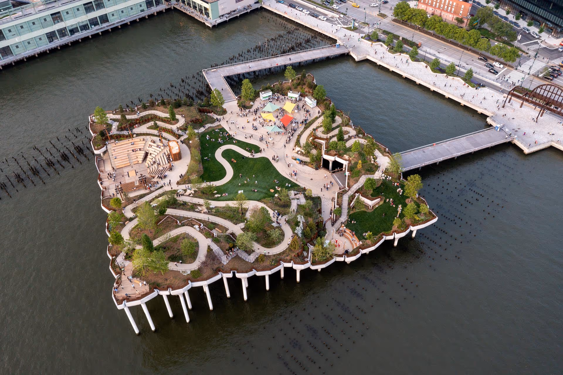 Ein Bild von Timothy Schenck, das den Little Island Park in New York mit den SunSquare Fold & Roll Segelschirmen zeigt.