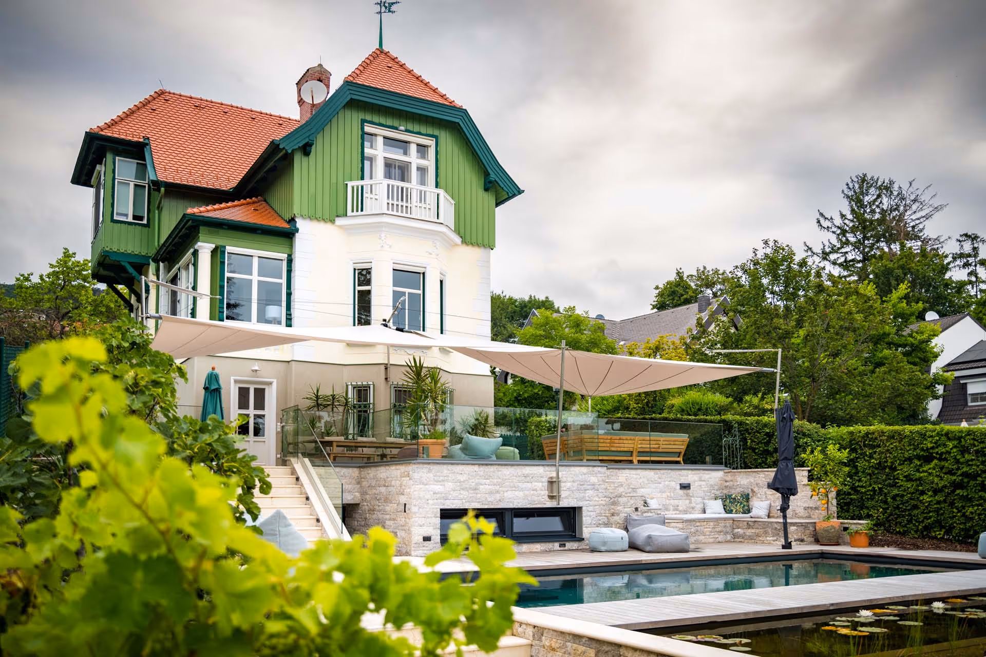 An aerial view shows the two SunSquare sails, which blend in well with the historic façade of the building and protect the spacious dining and lounging area from sun and rain.