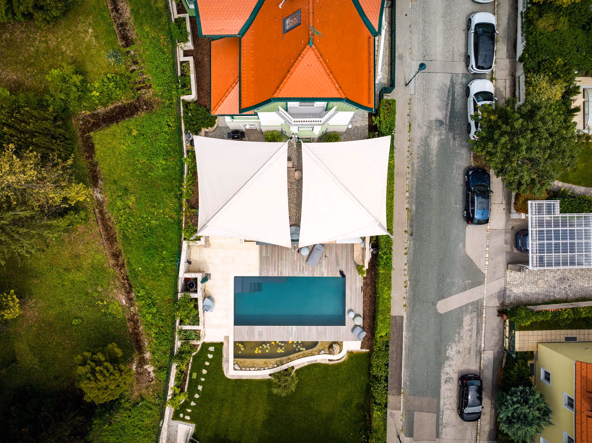 A shot from above shows the spring mechanism – the mechanism with which SunSquare launched its marketing campaign in 1993.