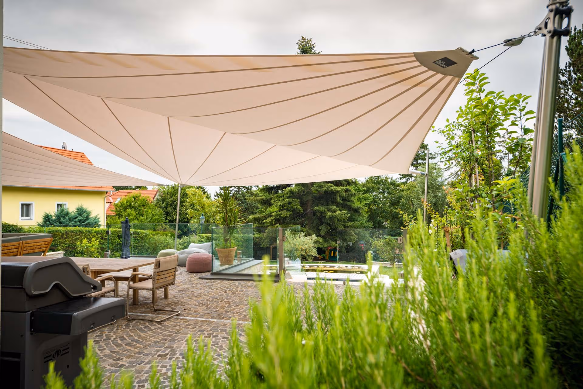 You can see the open sunshade and the manual height adjuster.