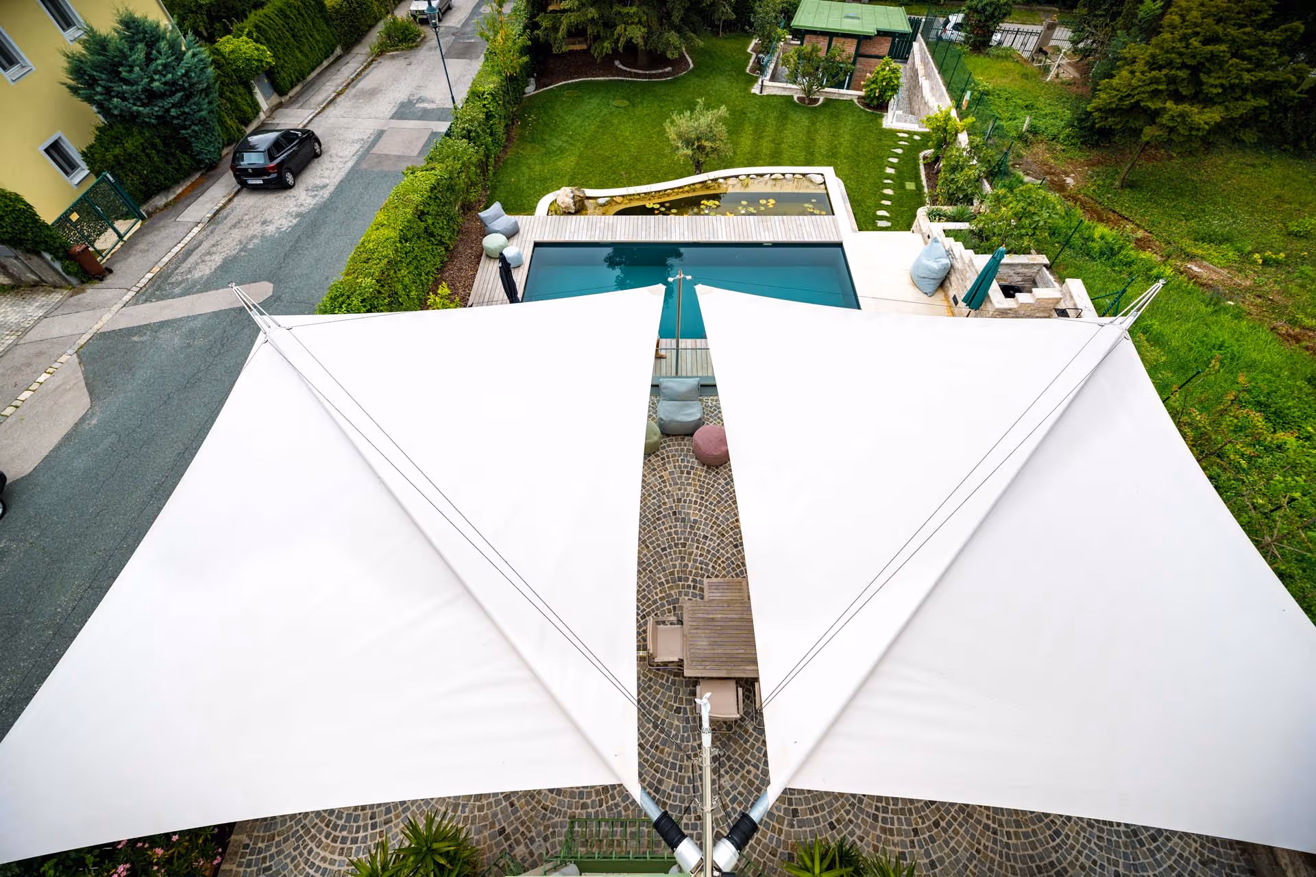 A shot from above shows the spring mechanism – the mechanism with which SunSquare launched its marketing campaign in 1993.