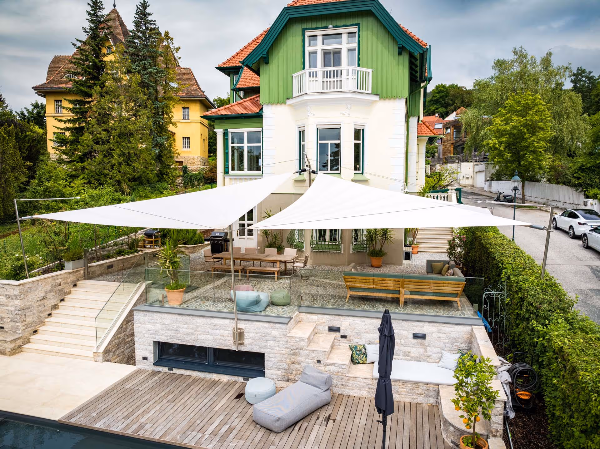 The sunbathing area around the pool also benefits from the sails, depending on the time of day and the position of the sun.