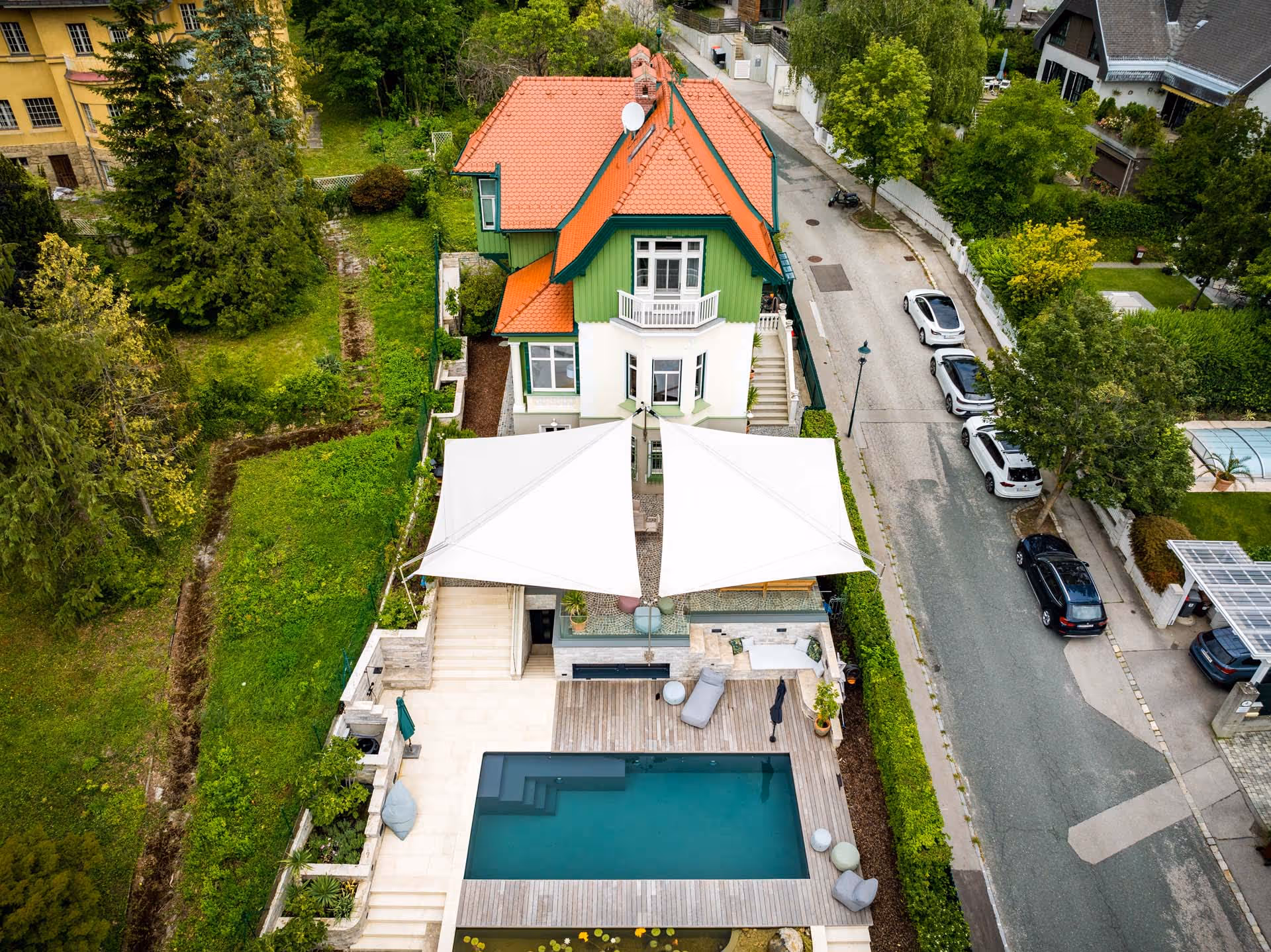 A shot from above shows the spring mechanism – the mechanism with which SunSquare launched its marketing campaign in 1993.