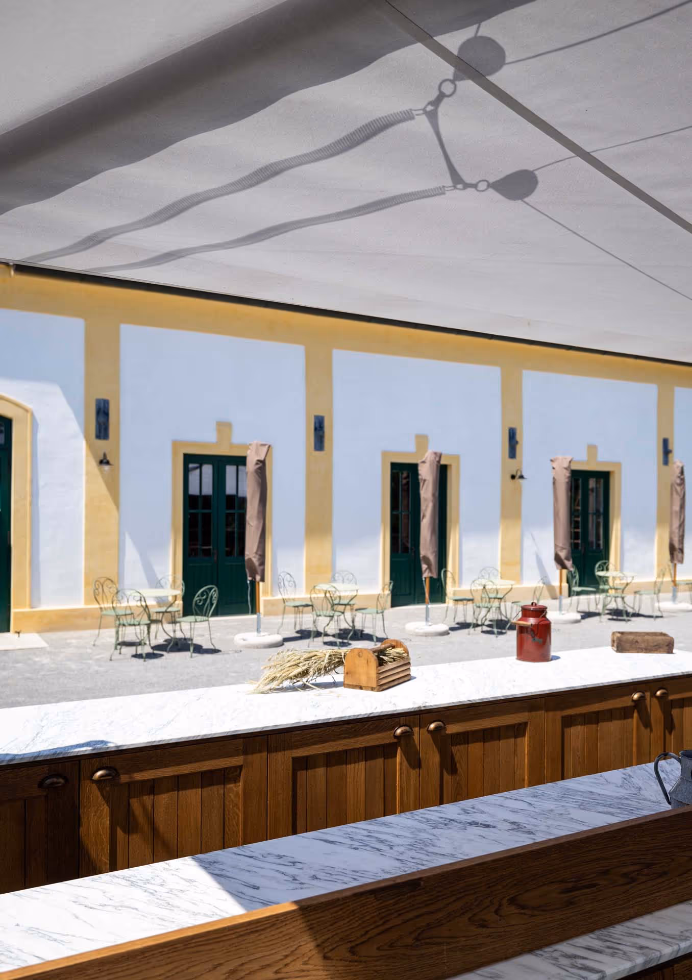 Man sieht den Federzug durch das Segel scheinen.