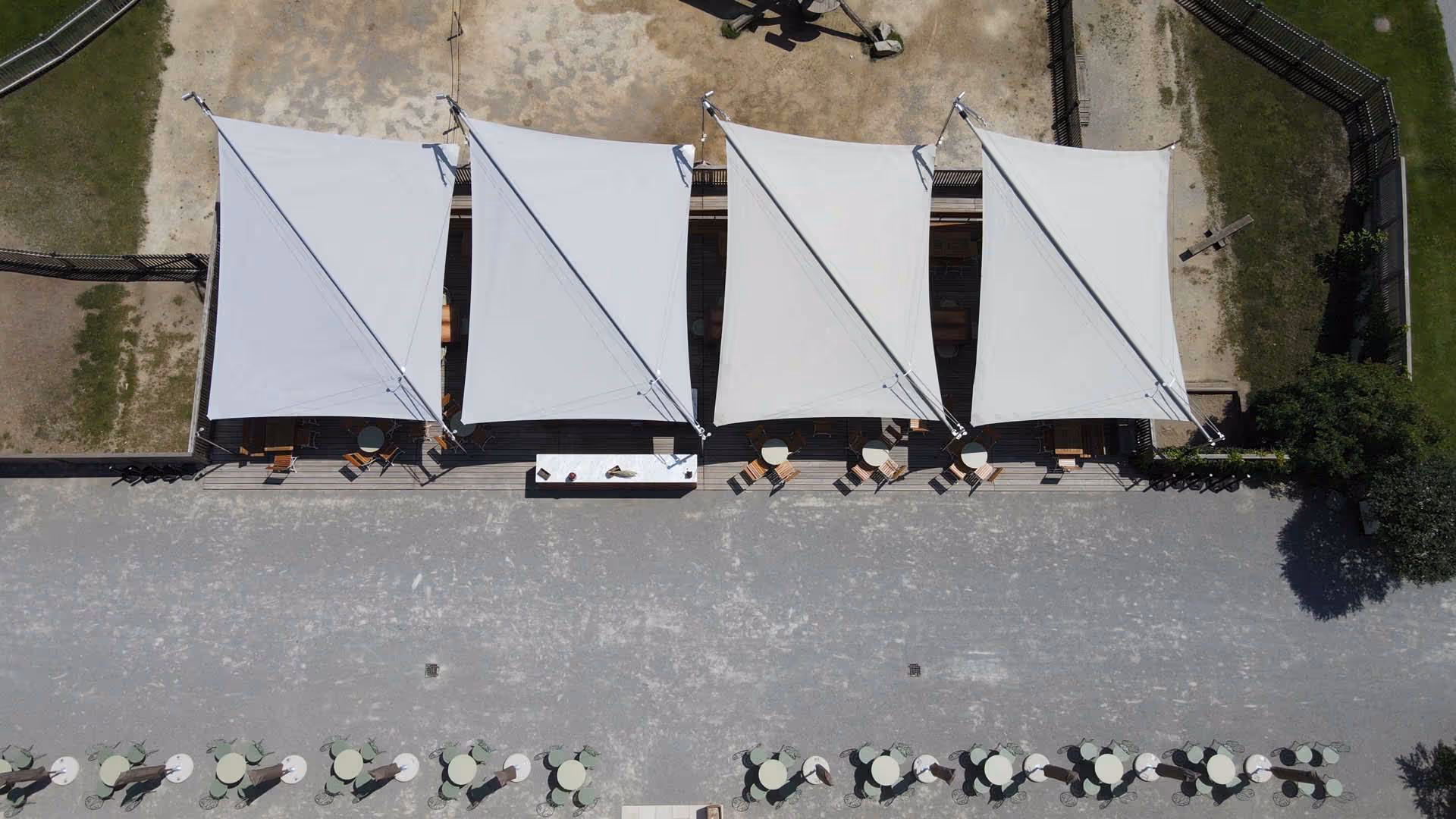 Die Segel laden zum Verweilen ein und schaffen ein angenehmes Klima bei Sonnenschein und werden zum Wetterschutz bei Regen.