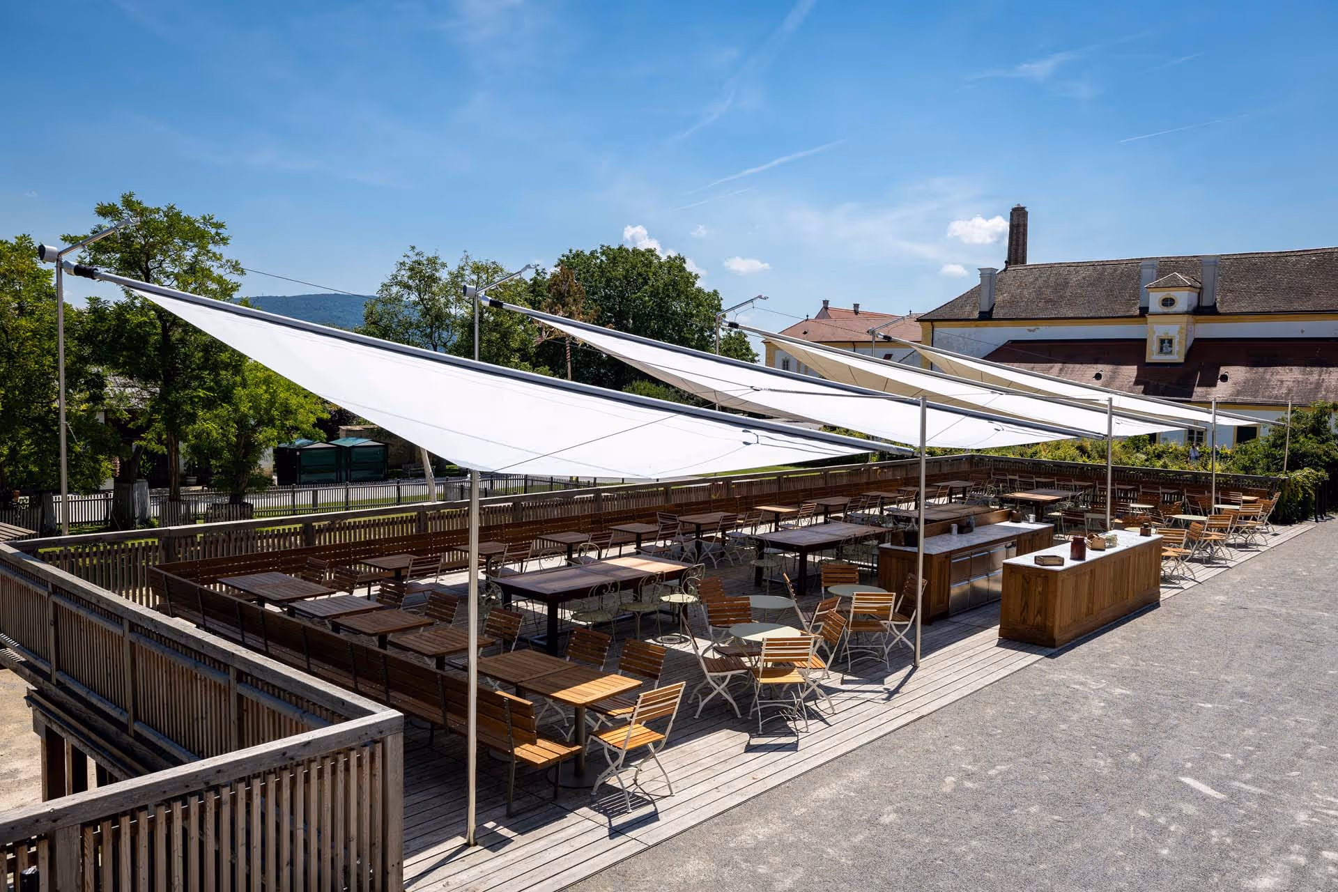 Die Segel laden zum Verweilen ein und schaffen ein angenehmes Klima bei Sonnenschein und werden zum Wetterschutz bei Regen.