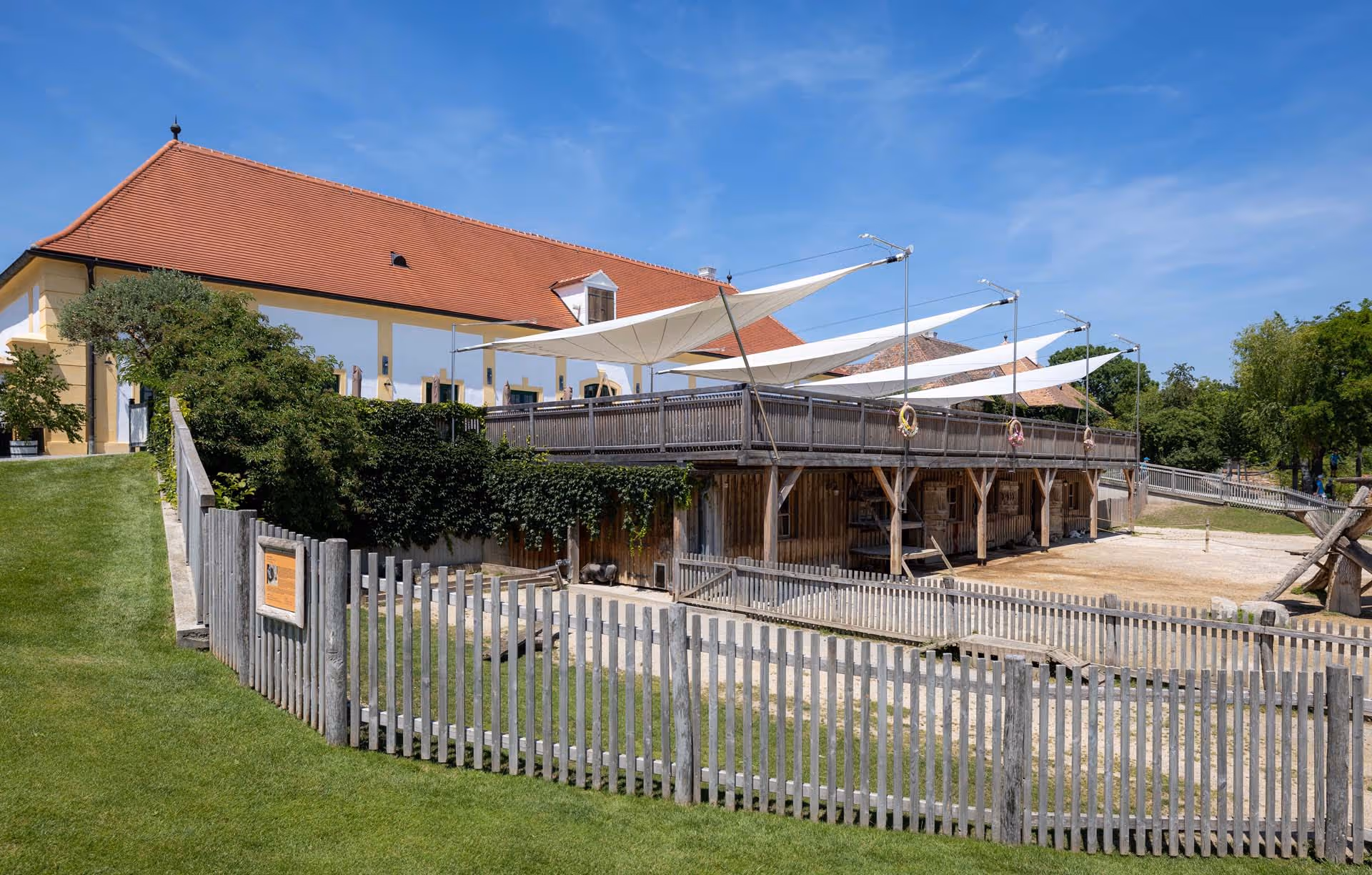 Die Segel laden zum Verweilen ein und schaffen ein angenehmes Klima bei Sonnenschein und werden zum Wetterschutz bei Regen.