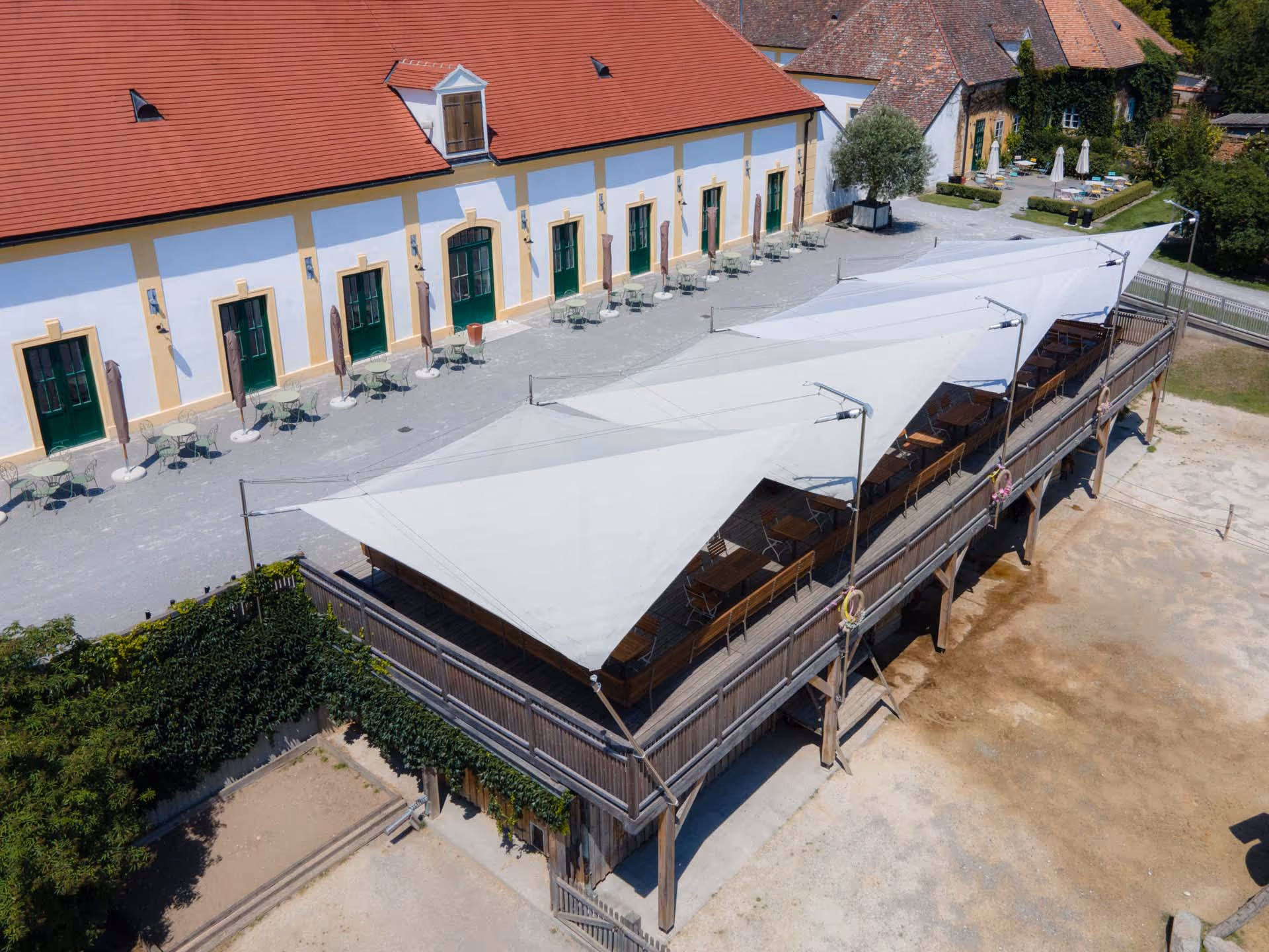 Die Segel laden zum Verweilen ein und schaffen ein angenehmes Klima bei Sonnenschein und werden zum Wetterschutz bei Regen.