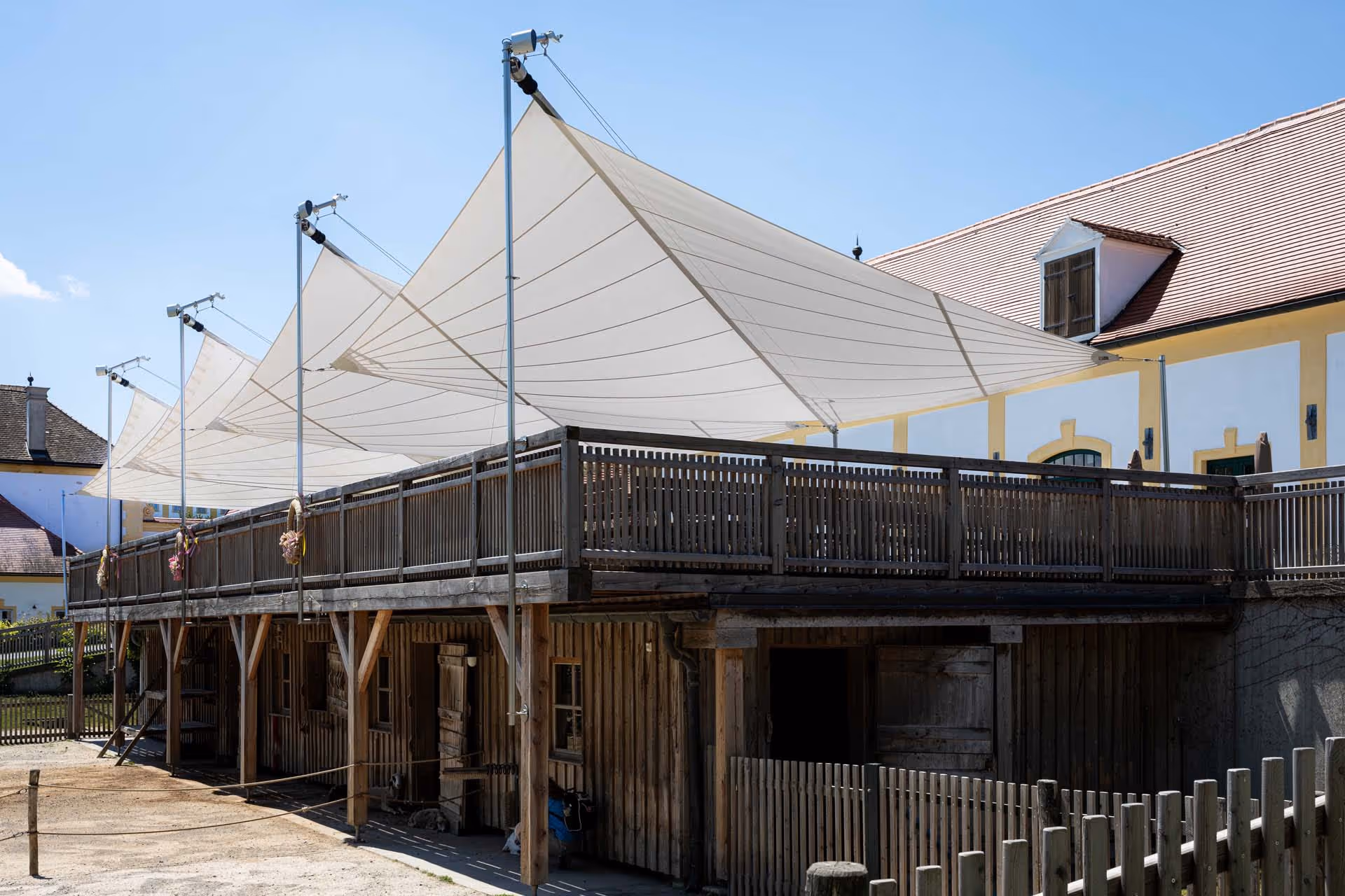 Die vier Anlagen in Reih und Glied errichtet - auf Symmetrie wurde geachtet.