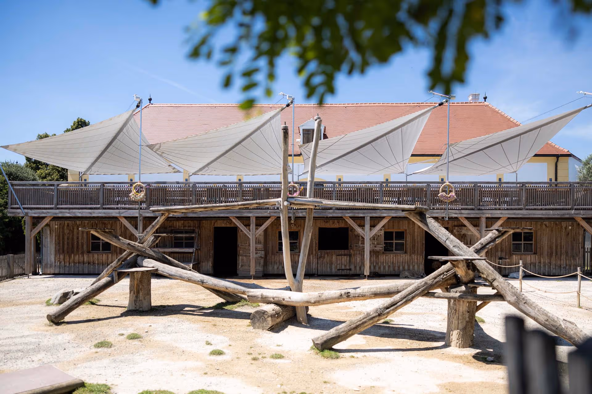Die Segel laden zum Verweilen ein und schaffen ein angenehmes Klima bei Sonnenschein und werden zum Wetterschutz bei Regen.