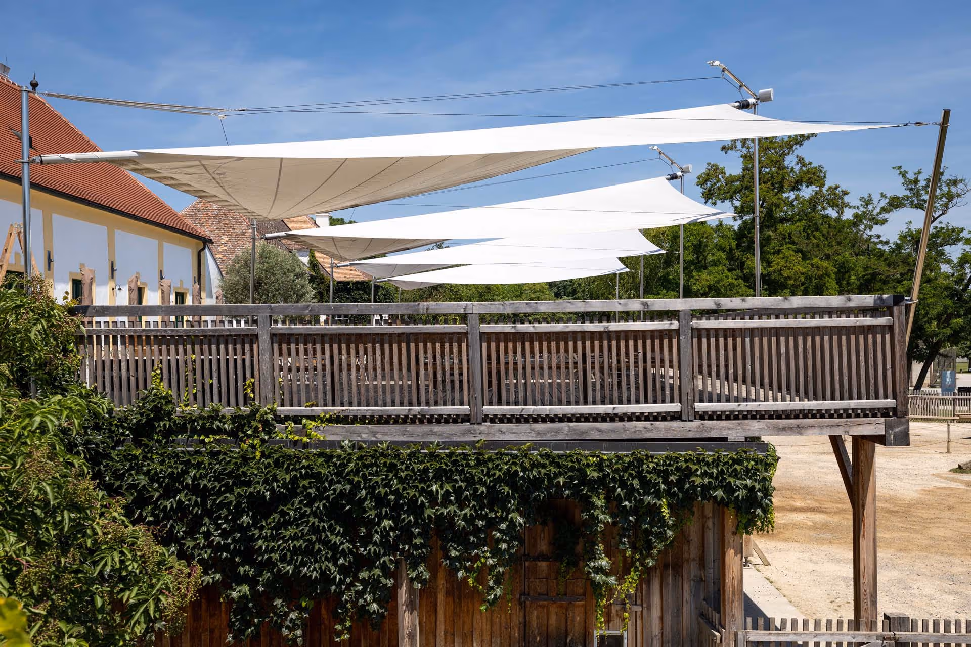 Die Terrasse oberhalb des Streichselzoos werd von vier SunSquare Sonnensegeln geschützt.