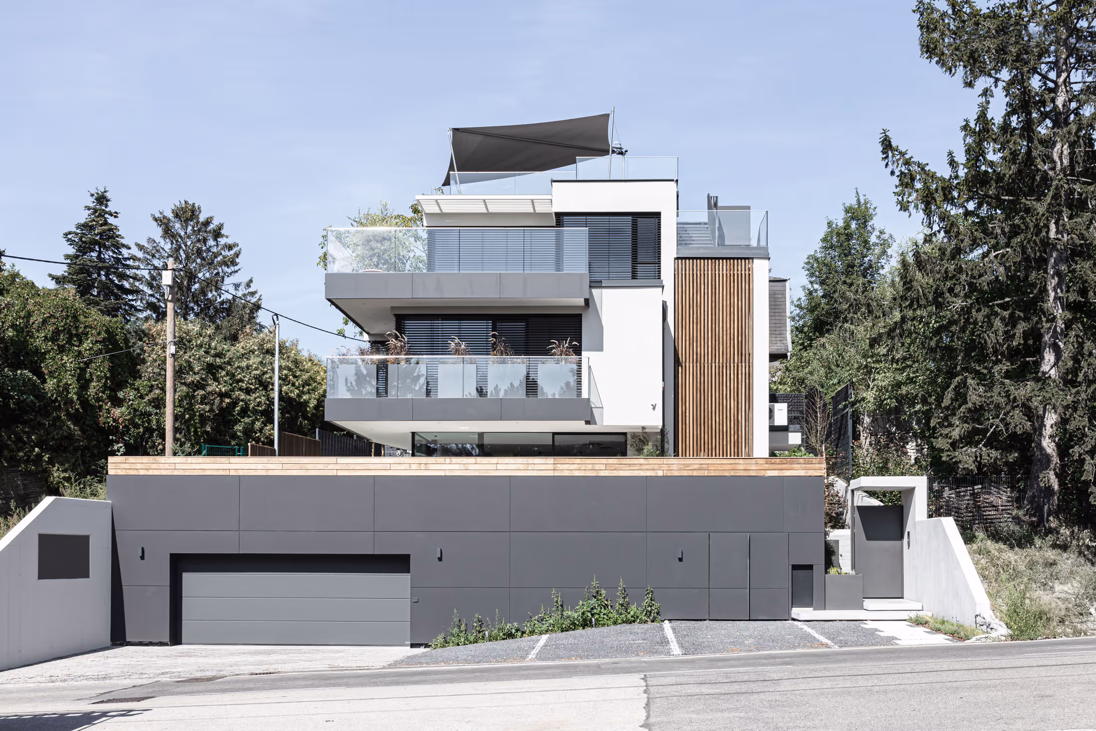 Twilight – the lights are on in the house – a cosy, warm atmosphere and, high up on the roof terrace, the SunSquare system is open.