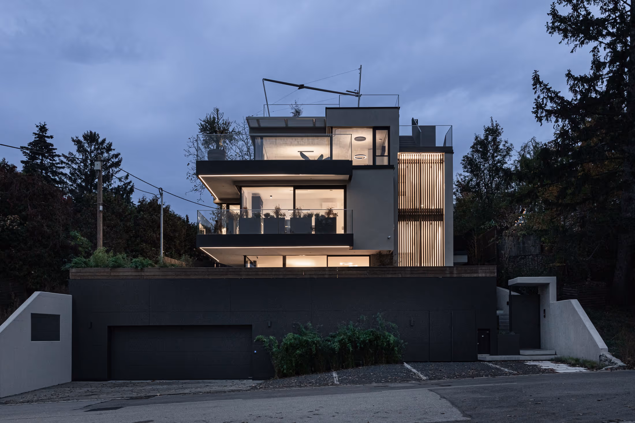 Twilight – the lights are on in the house – a cosy, warm atmosphere and high above, the closed SunSquare system.