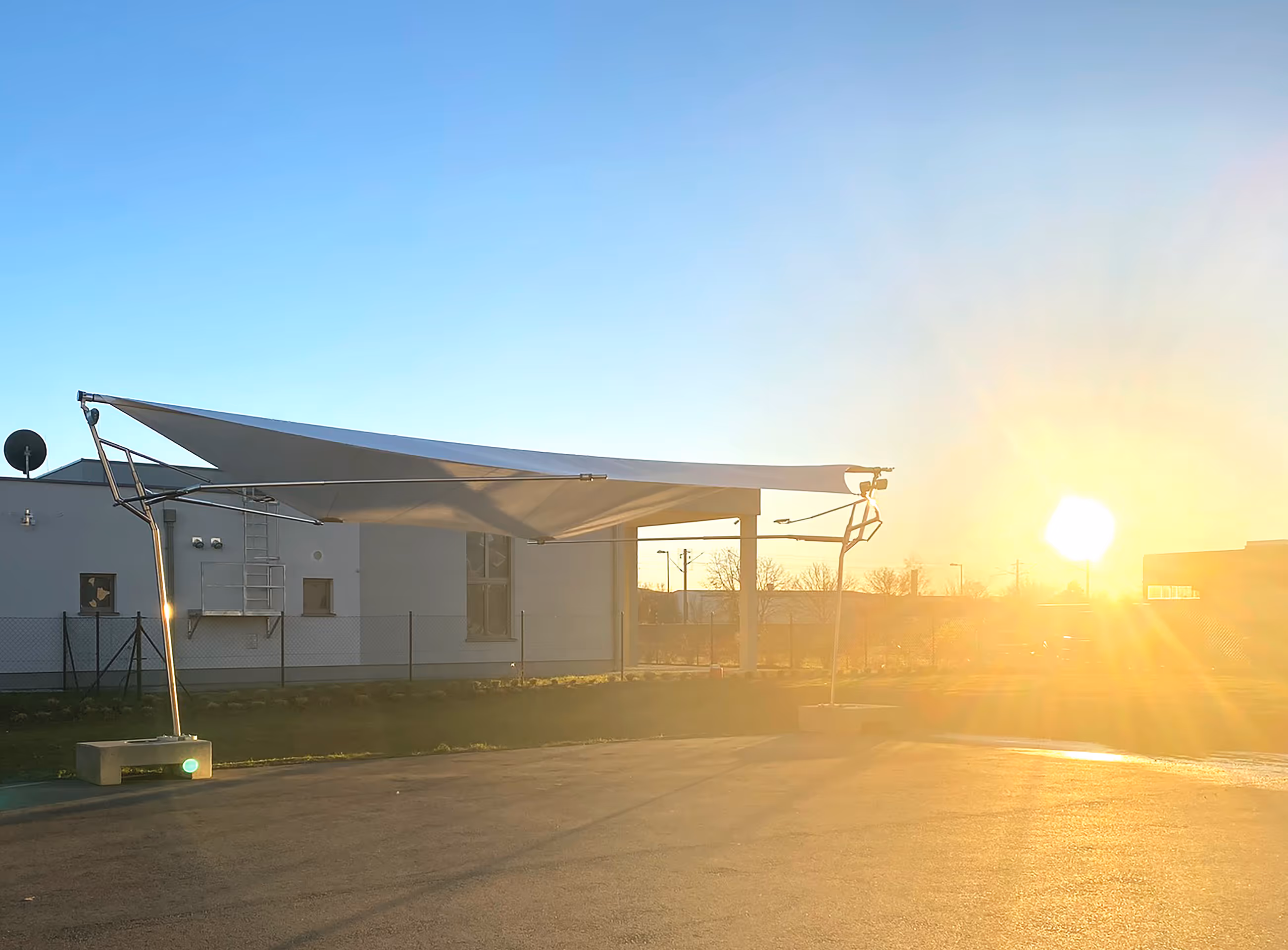 Das Segel am Standort in Tulln - geöffnet bei Sonnenuntergang.