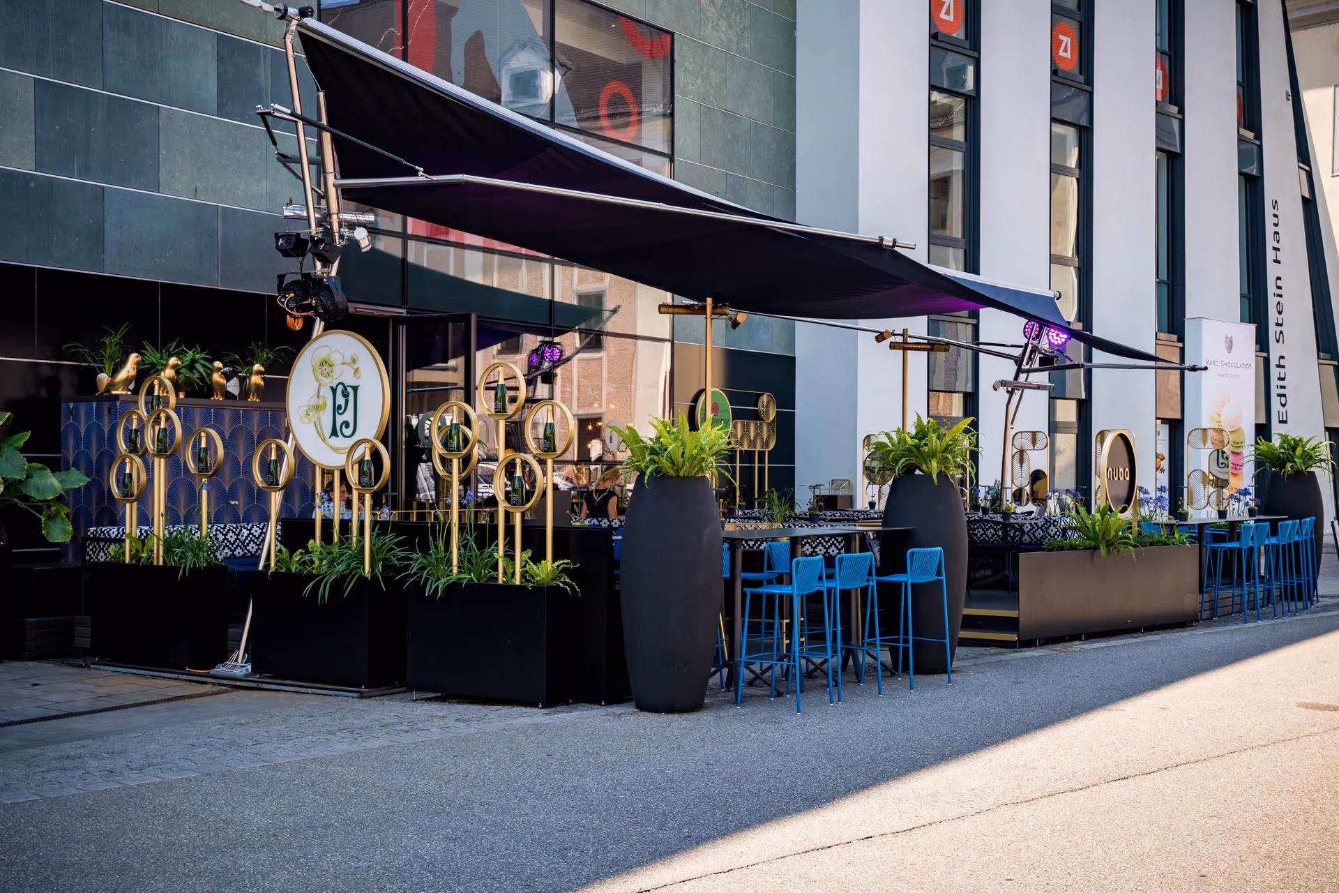 Projekt von Star-Roll: der FOLD & ROLL AXIS für das Restaurant Nuba in Linz.