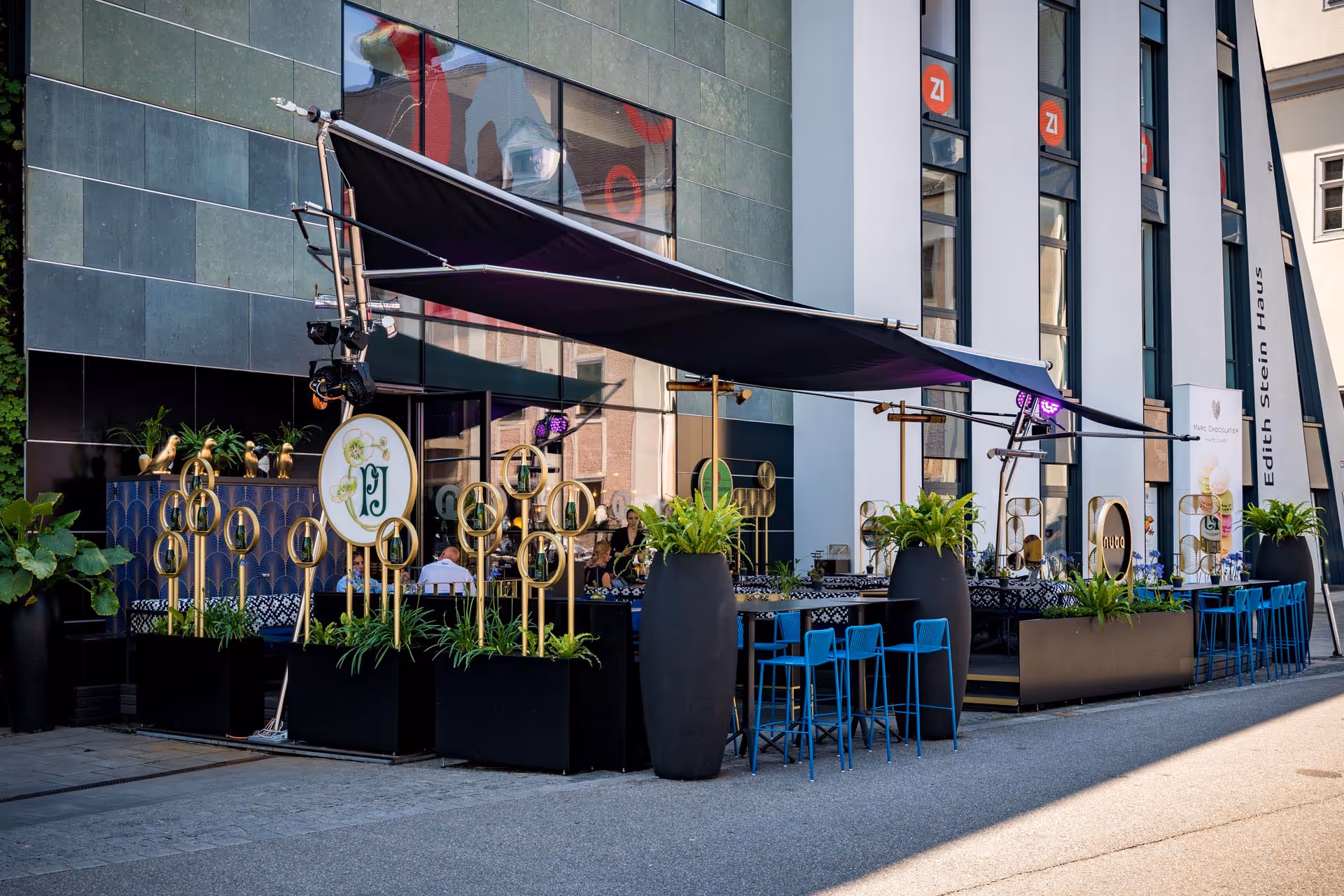 Projekt von Star-Roll: der FOLD & ROLL AXIS für das Restaurant Nuba in Linz.