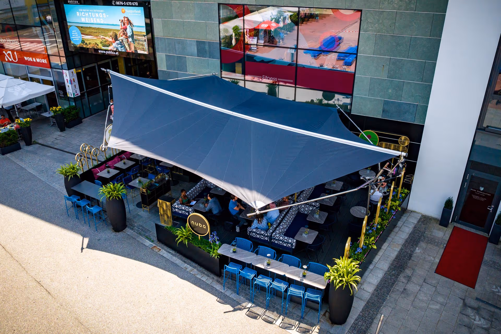 Projekt von Star-Roll: der FOLD & ROLL AXIS für das Restaurant Nuba in Linz.