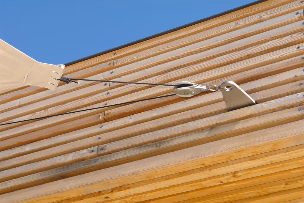 Detailansicht einer dezenten Befestigungslösung eines Segelendes - das geht nur mit SunSquare.