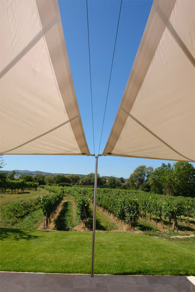 Detailansicht der SunSquare Segelstruktur beim Weingut Malat – klare Linien und hochwertige Materialien.