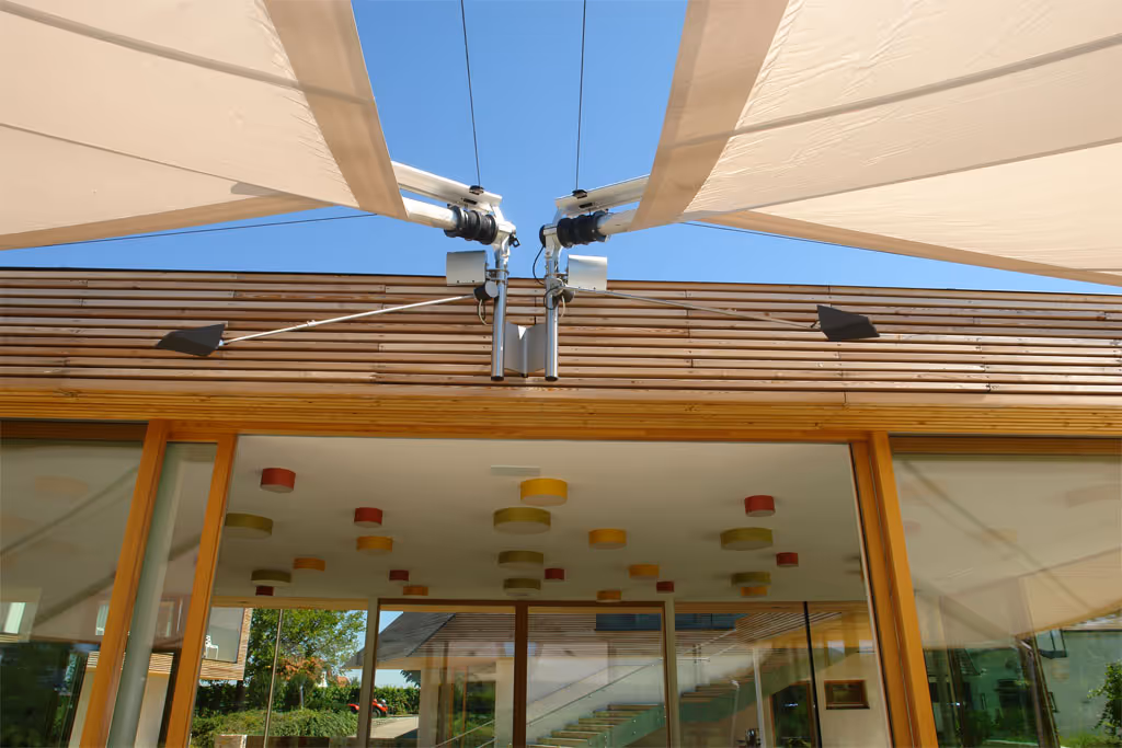 Detailansicht der SunSquare Segelstruktur beim Weingut Malat – klare Linien und hochwertige Materialien.