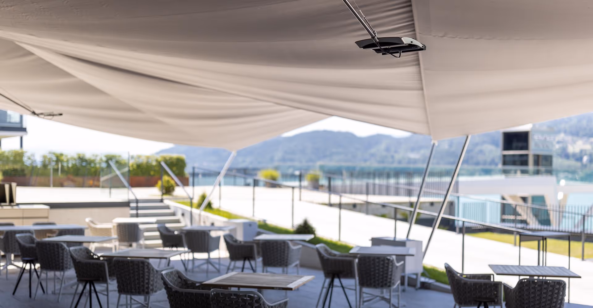 Terrassenbereich des Gourmet Restaurants mit SunSquare Sonnensegeln – Komfort bei jedem Wetter.