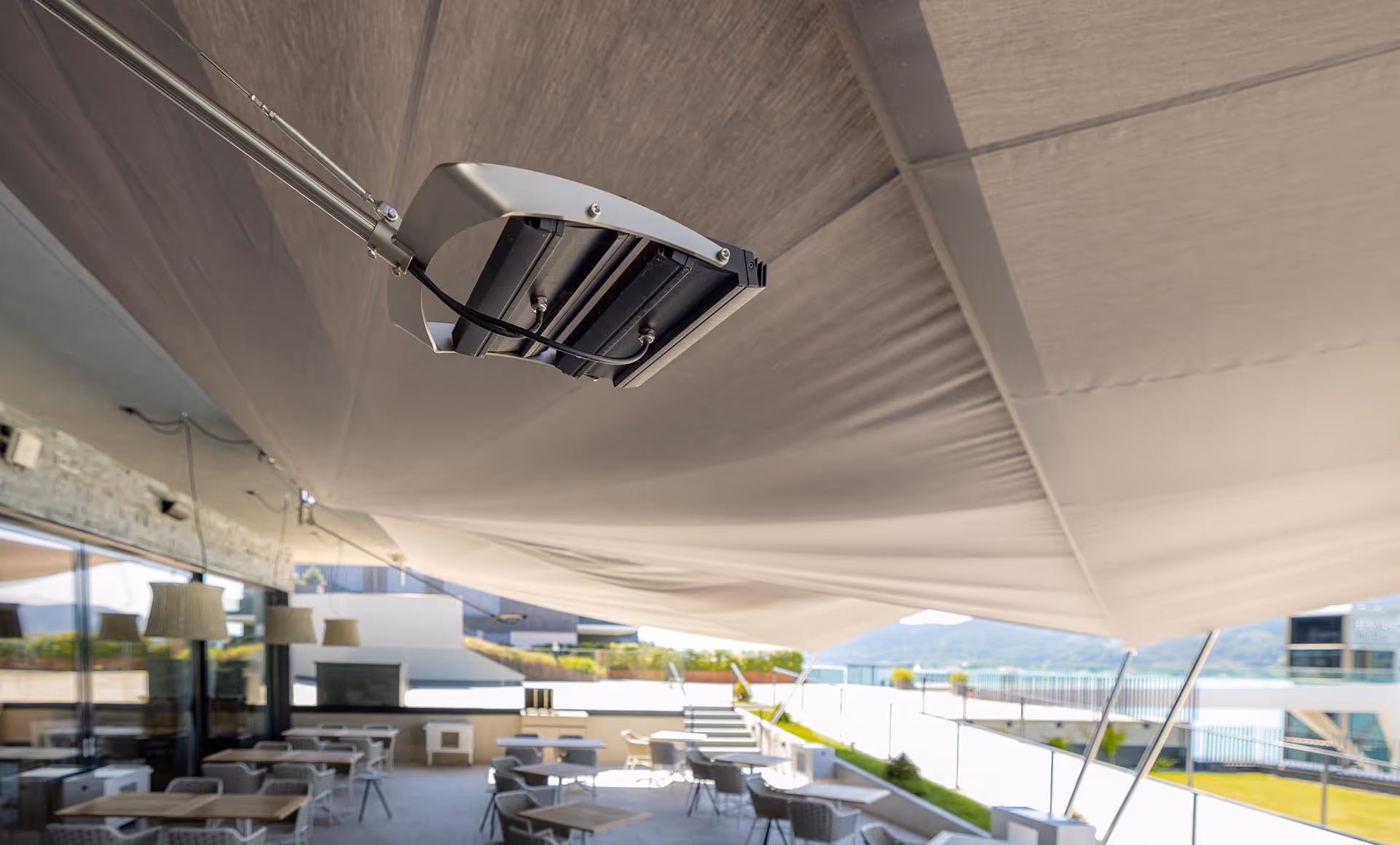 LED-Beleuchtung unter den SunSquare Segeln schafft stimmungsvolles Licht für Sommerabende.