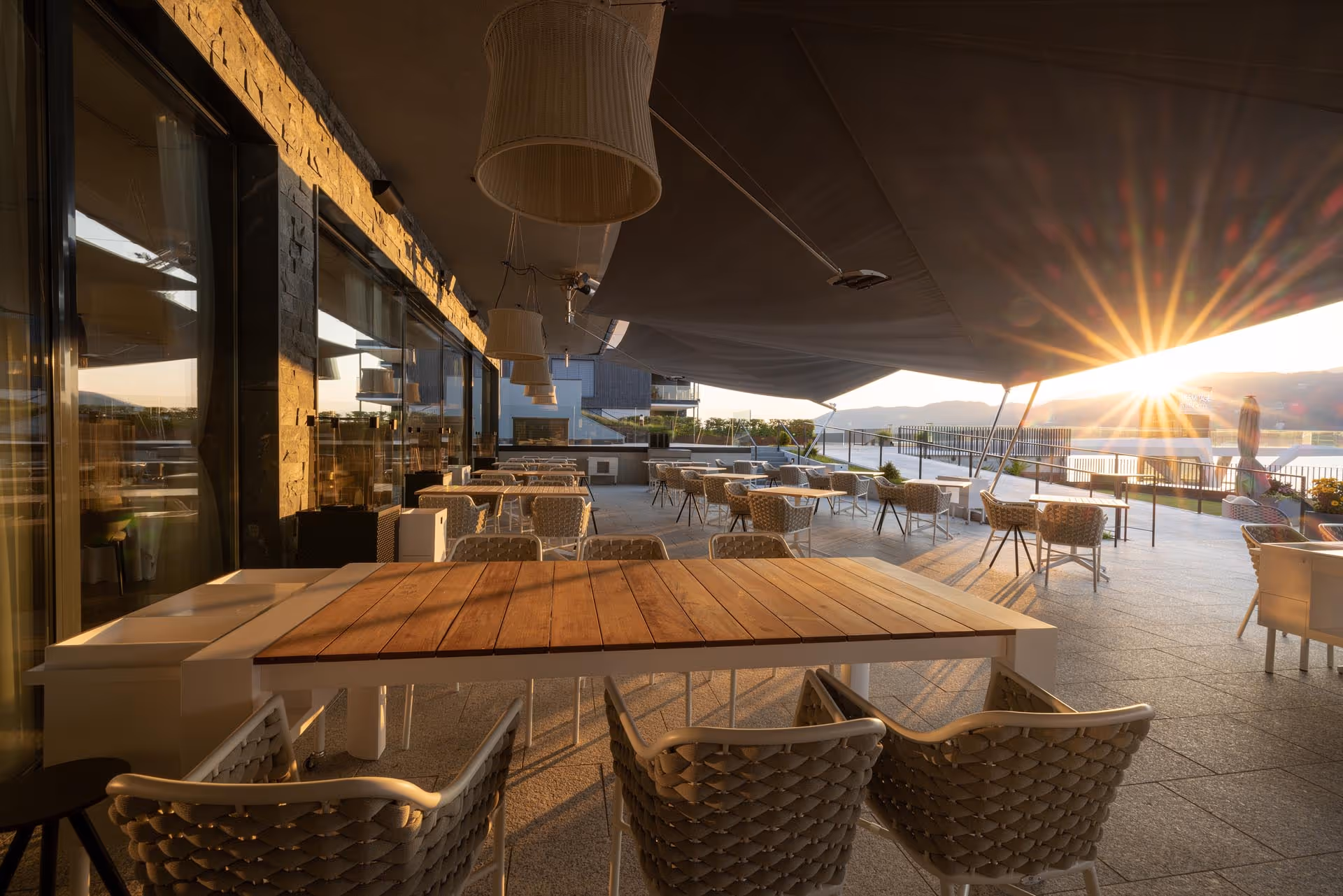 Abendstimmung am Wörthersee unter SunSquare Sonnensegeln im Gourmetrestaurant Wallner.