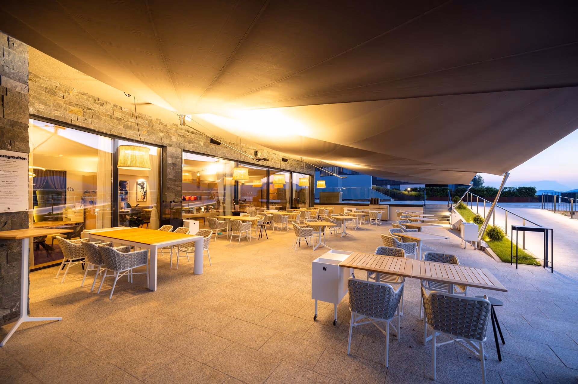 SunSquare LED Leuchten lassen das Segel erstrahlen.