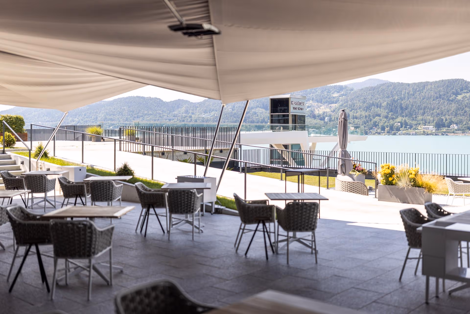 Terrassenbereich des Gourmet Restaurants mit SunSquare Sonnensegeln – Komfort bei jedem Wetter.
