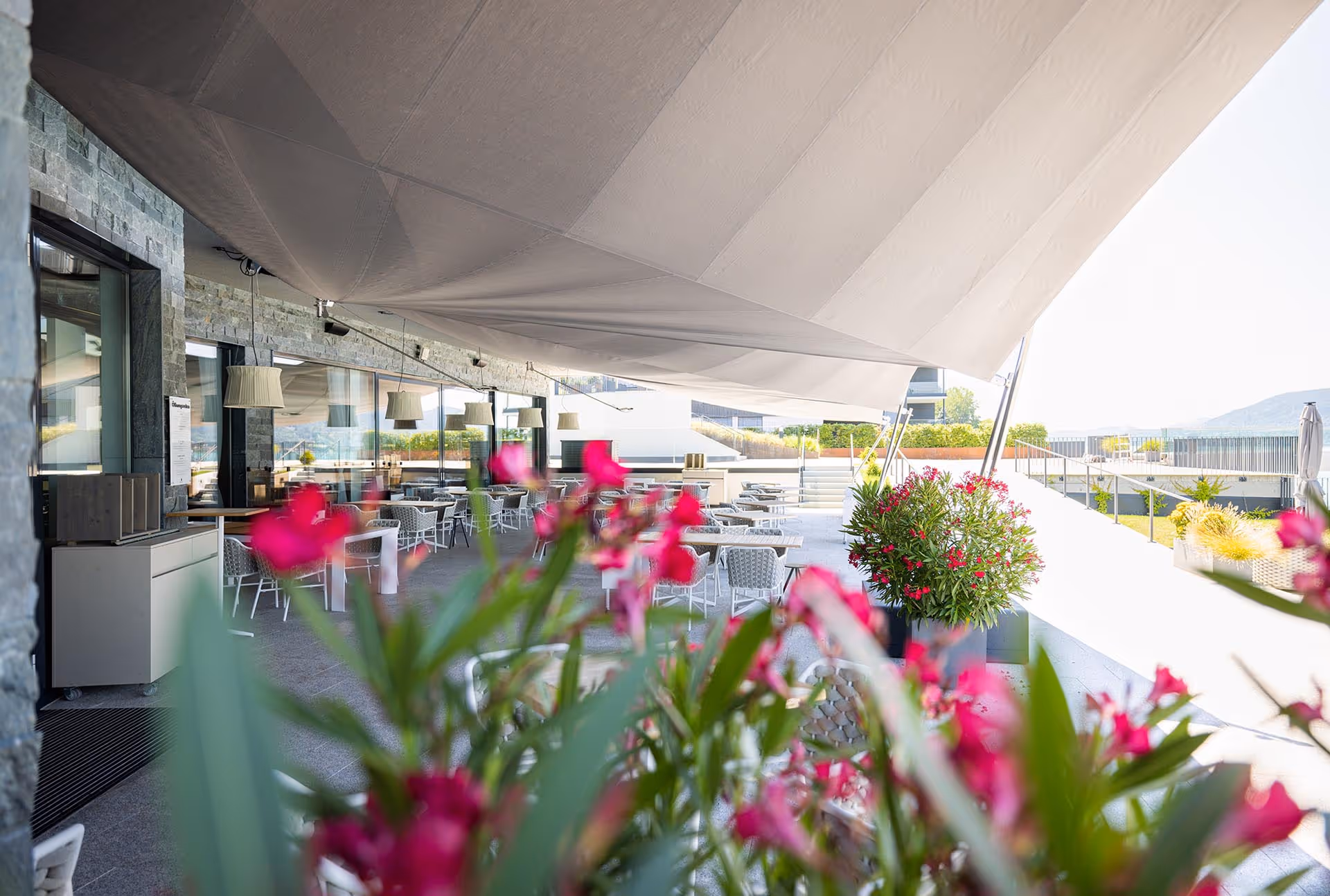 Dreifache SQK-I Anlage spendet Schatten auf der eleganten Terrasse des Spitzenrestaurants.