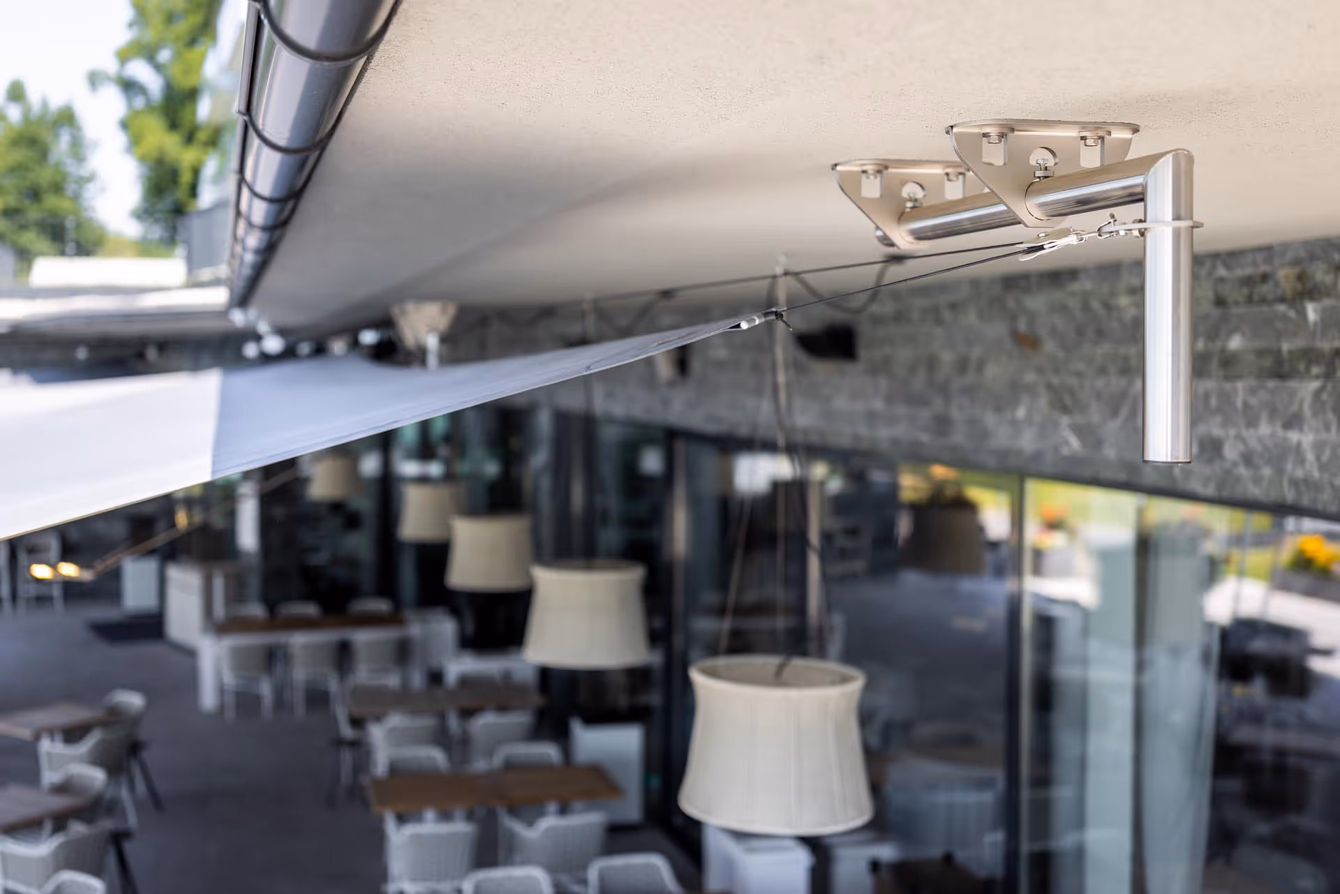 Abendstimmung auf der Terrasse mit beleuchteter SunSquare Anlage – Genuss unter Segeln.