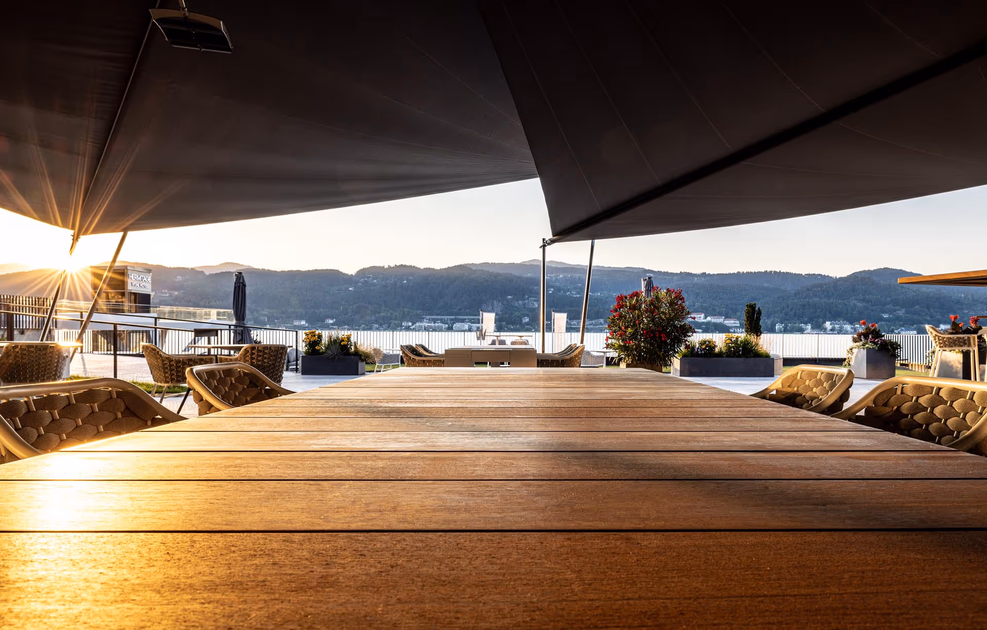 Abendstimmung am Wörthersee unter SunSquare Sonnensegeln im Gourmetrestaurant Wallner.