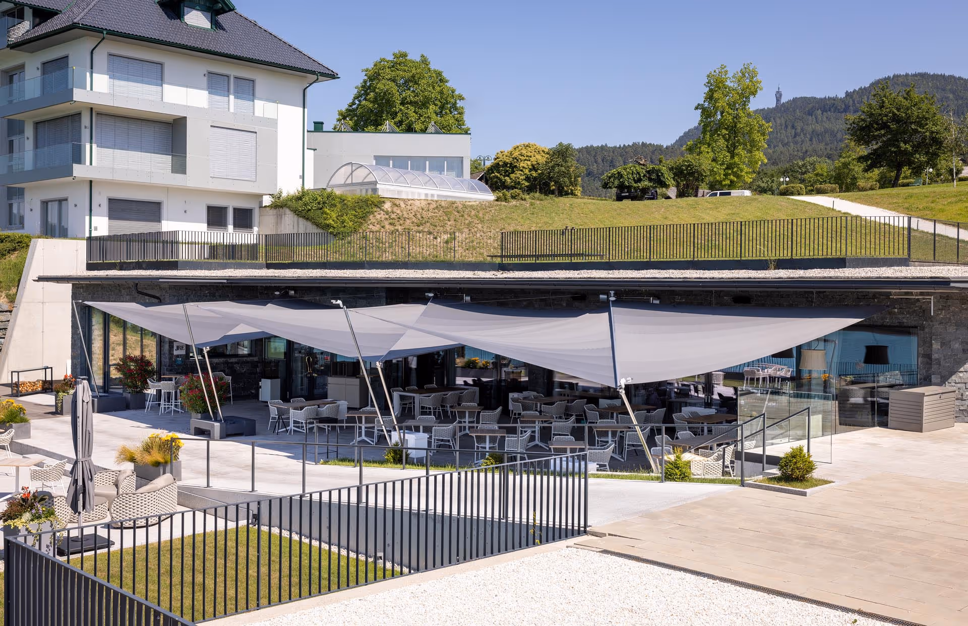 Abendstimmung auf der Terrasse mit beleuchteter SunSquare Anlage – Genuss unter Segeln.