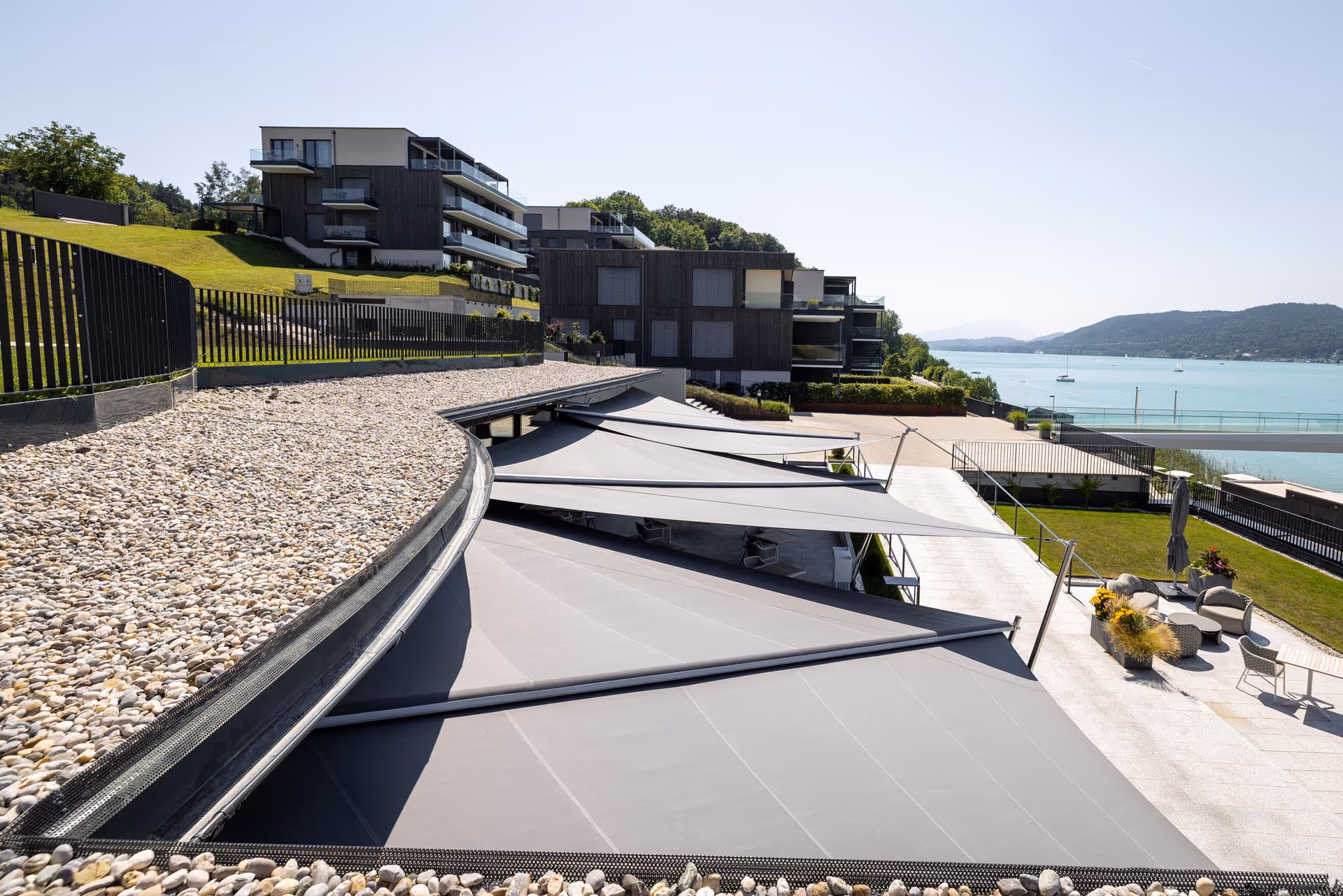 Sonnensegelanlage fügt sich harmonisch in die Architektur des Restaurants am Wörthersee ein.