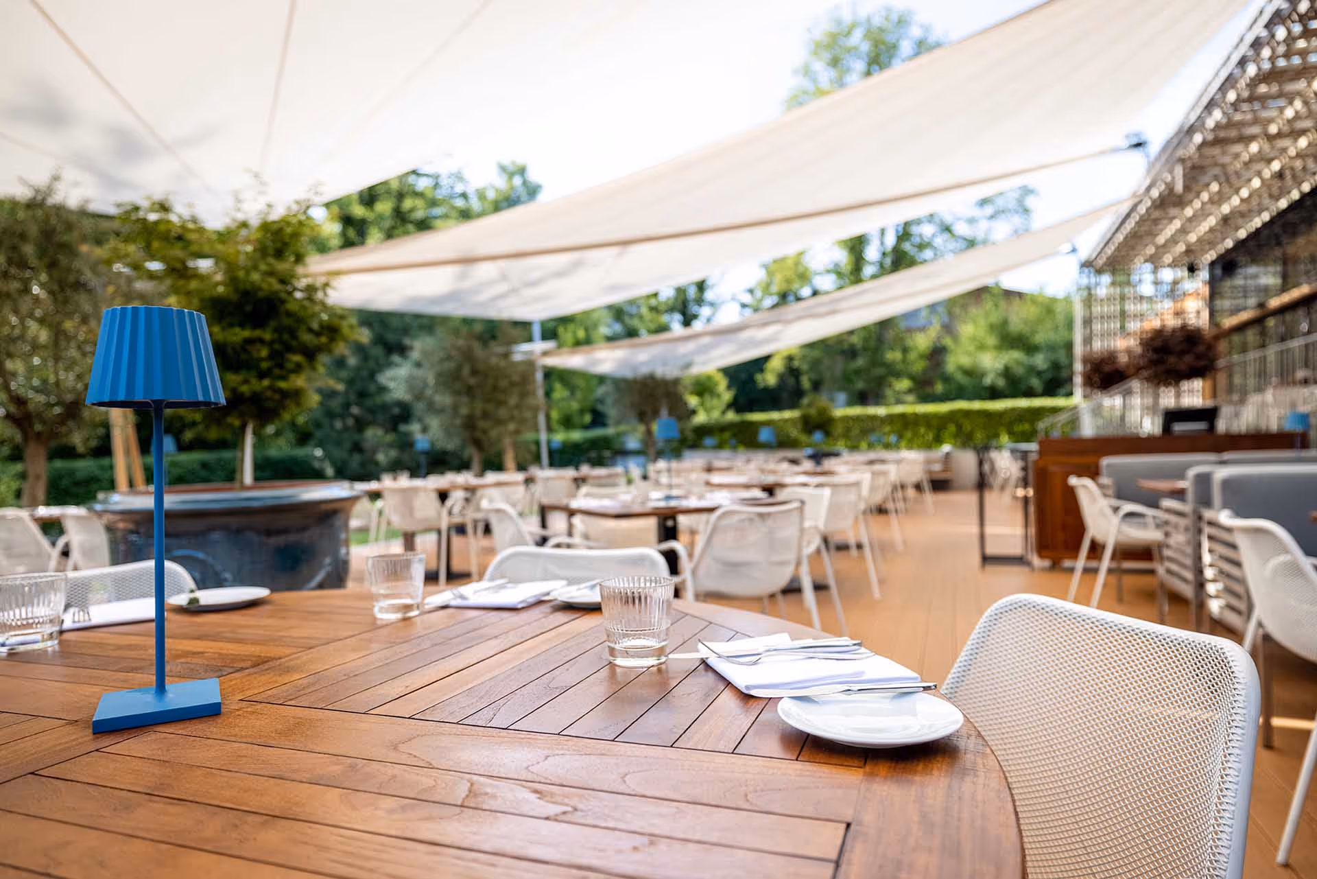 Zusammenspiel von Architektur, Gastronomie und Technik – SunSquare Sonnensegel als gestalterisches Highlight.