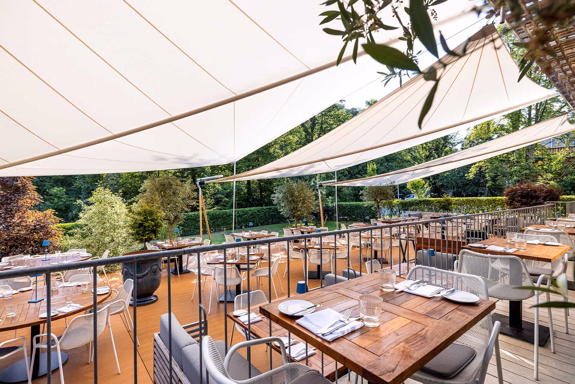 Architektonisch abgestimmte Sonnensegelanlage als Erweiterung des historischen Schottenhofs.