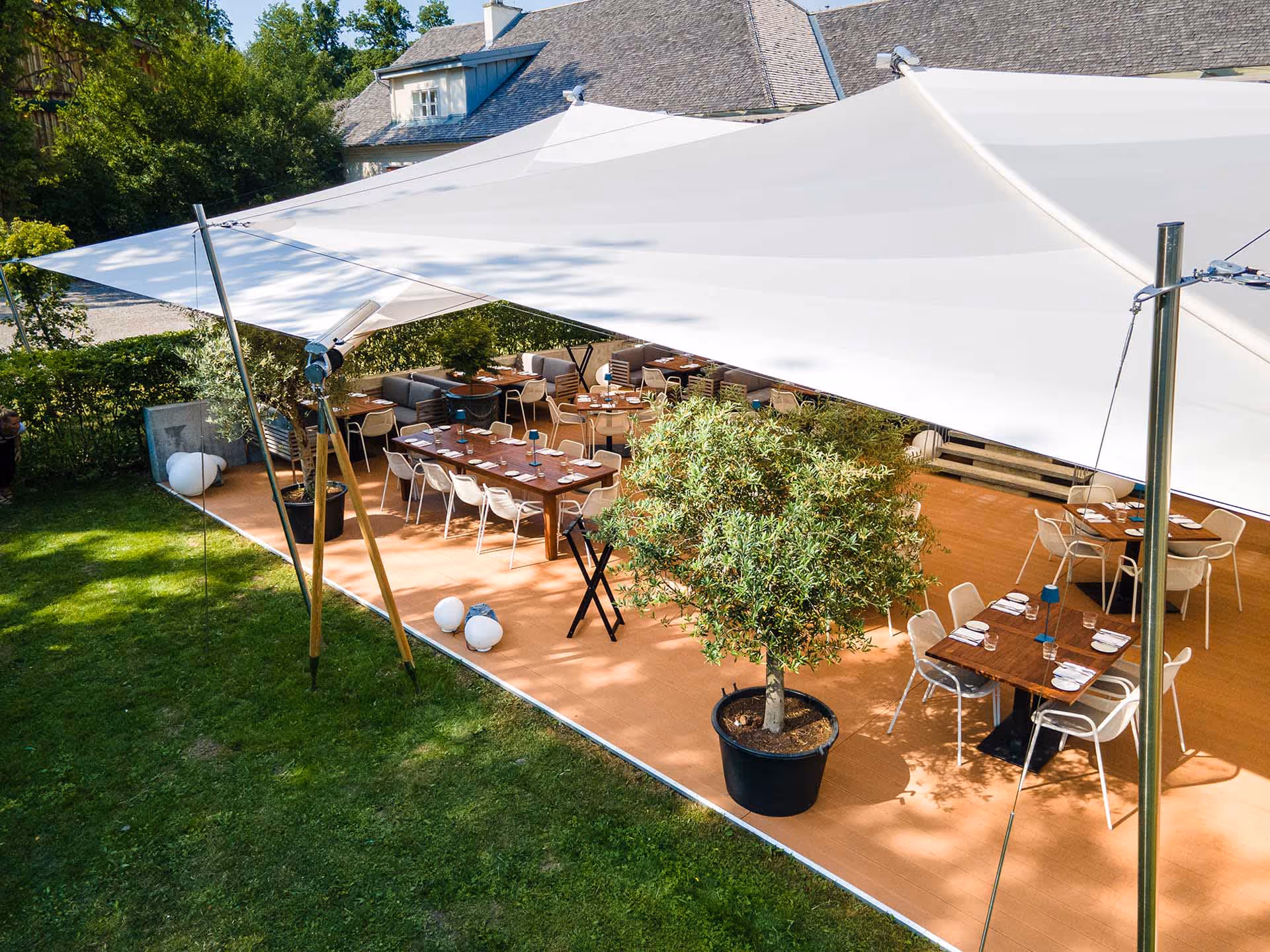 Blick auf die schwebend wirkende SunSquare Anlage vor dem architektonisch sanierten Zubau mit Spalierverkleidung.